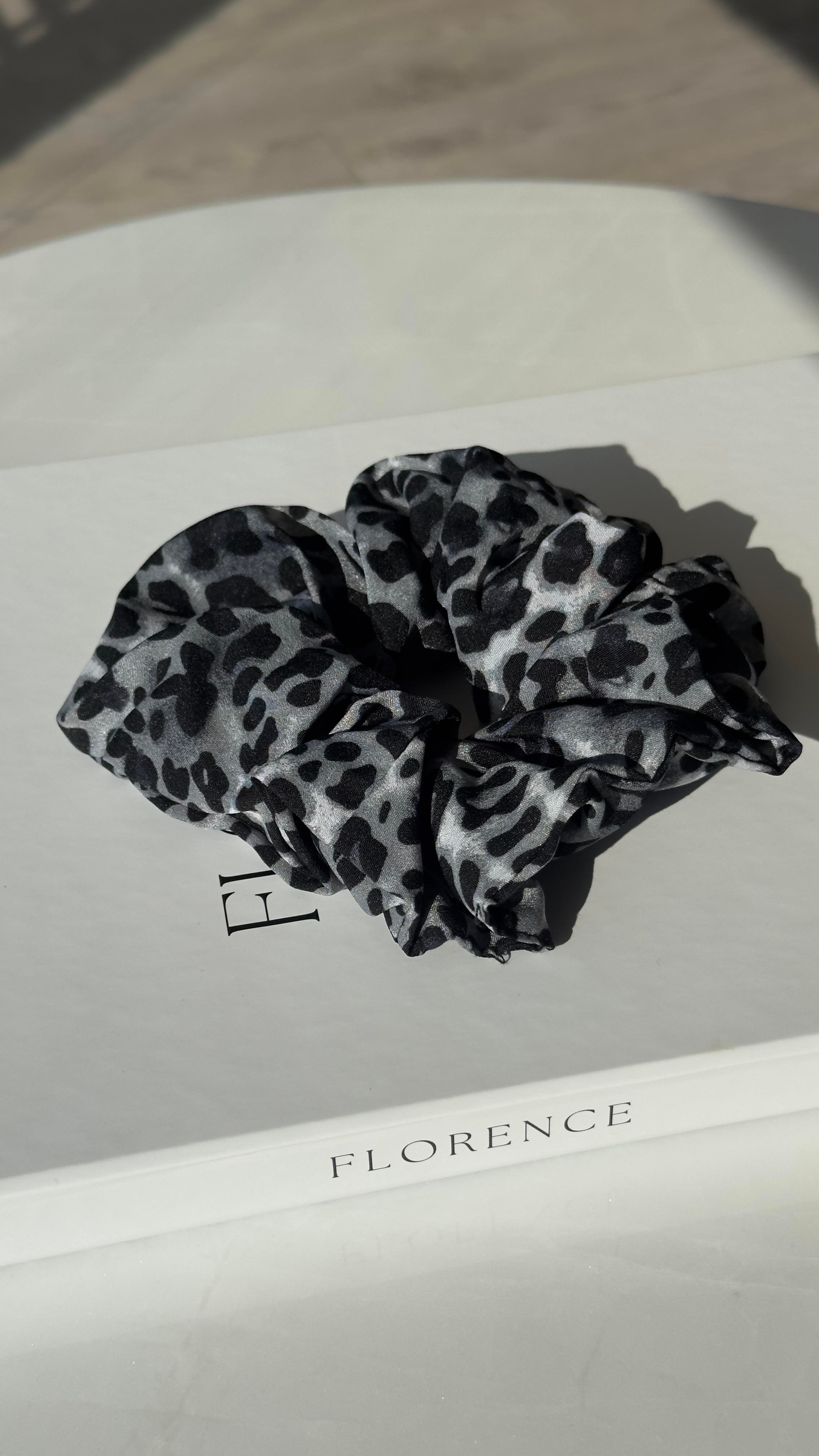 Gri Siyah Leopar Desen Lastik Toka