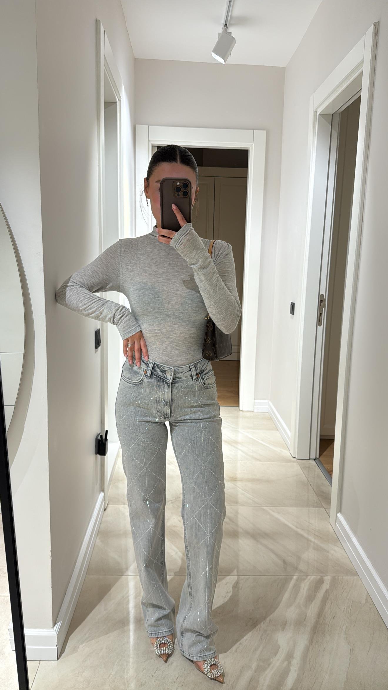 Gri Taşlı Düz Paça Marka Model Jean