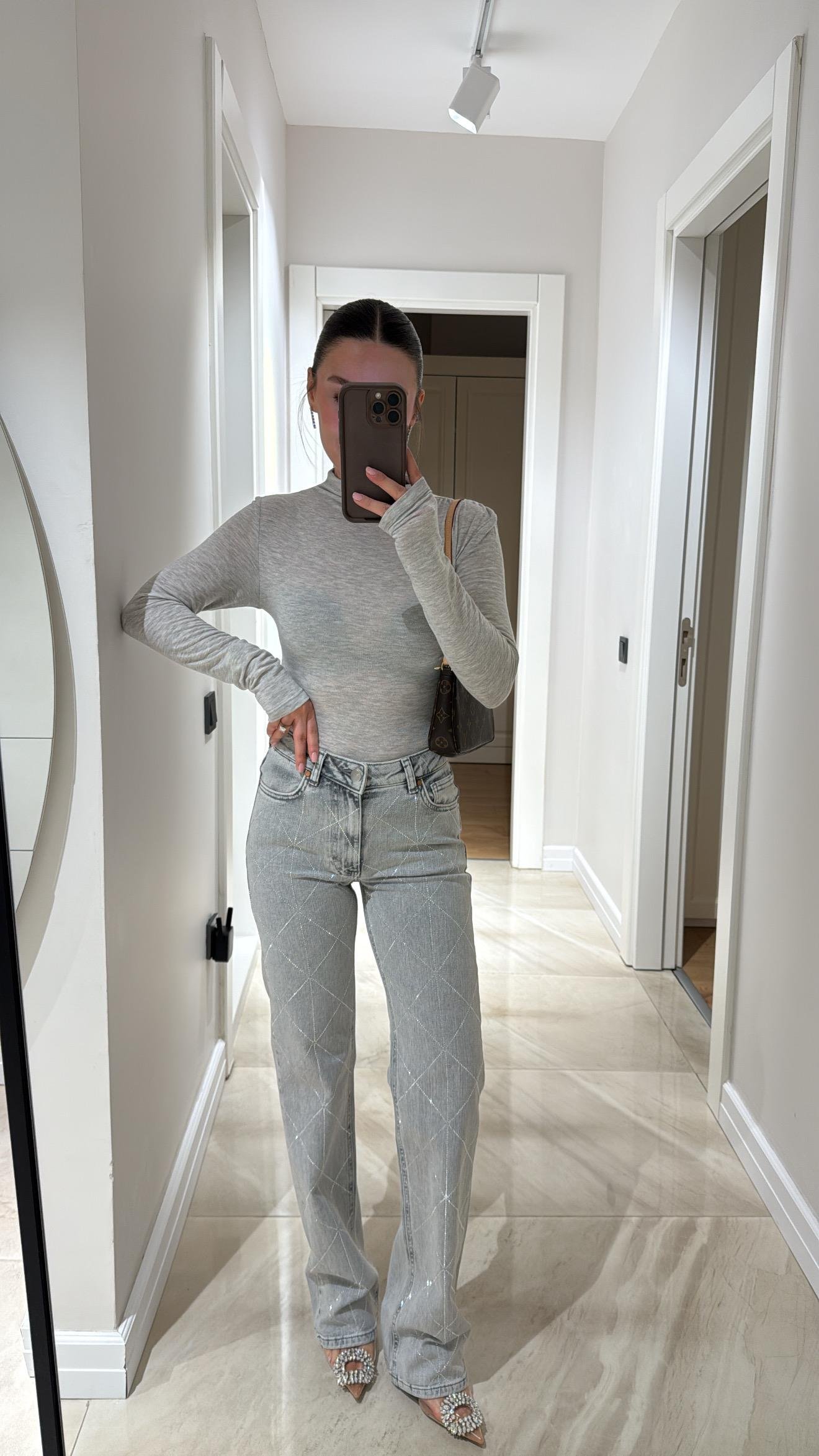 Gri Taşlı Düz Paça Marka Model Jean