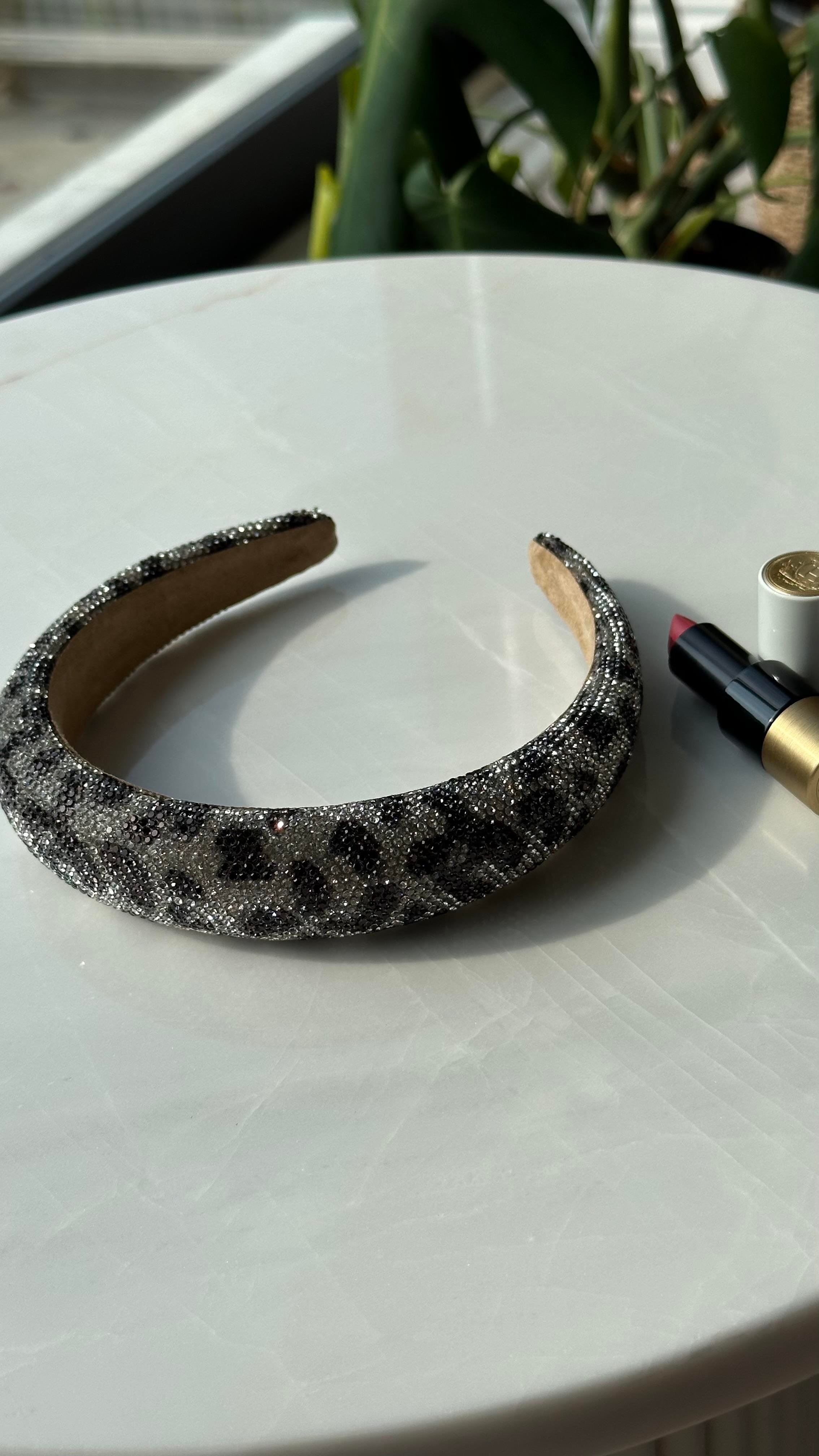 Gri Taşlı Leopar Desenli Taç