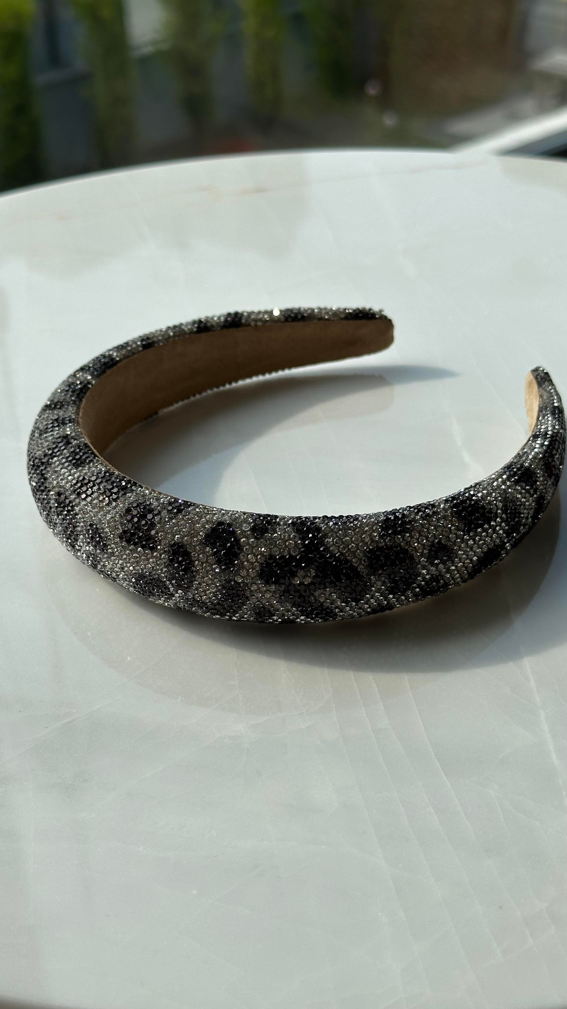 Gri Taşlı Leopar Desenli Taç