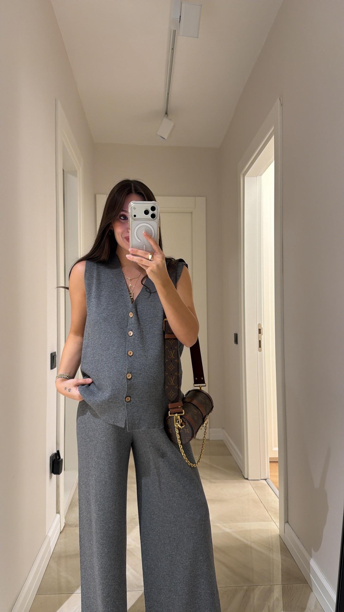 Gri V Yaka Ön Düğmeli Triko Yelek Takım