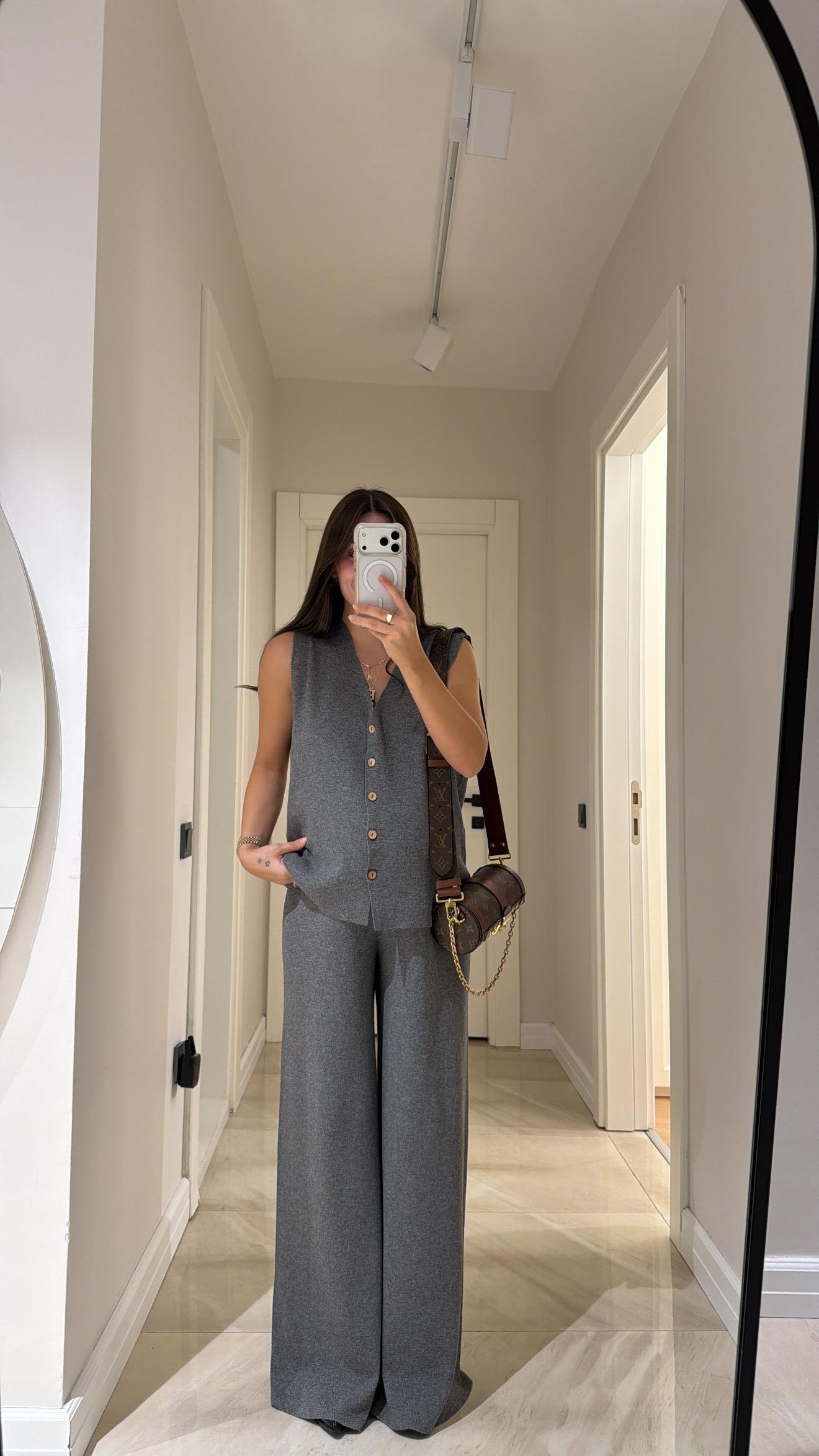 Gri V Yaka Ön Düğmeli Triko Yelek Takım