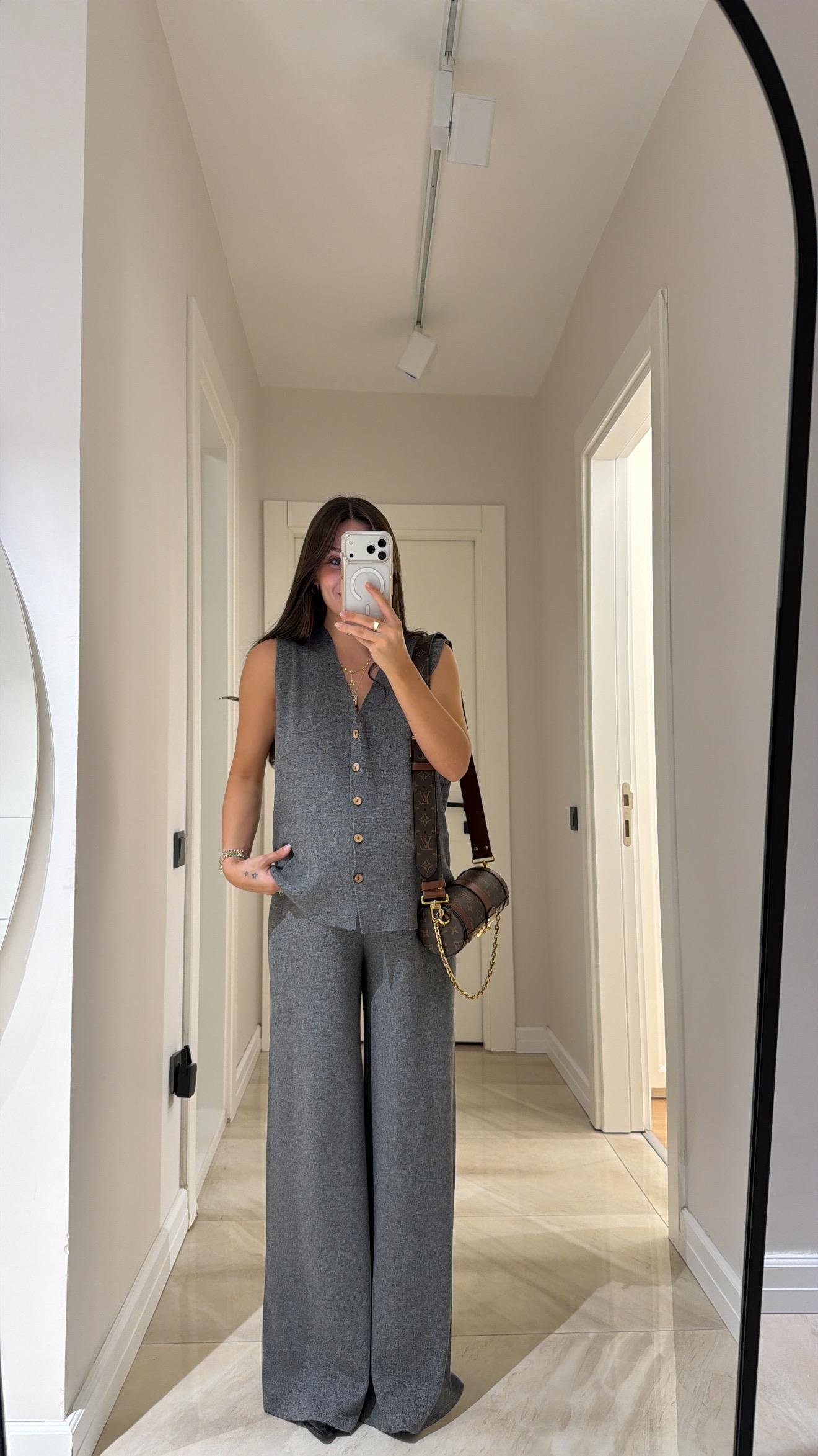 Gri V Yaka Ön Düğmeli Triko Yelek Takım