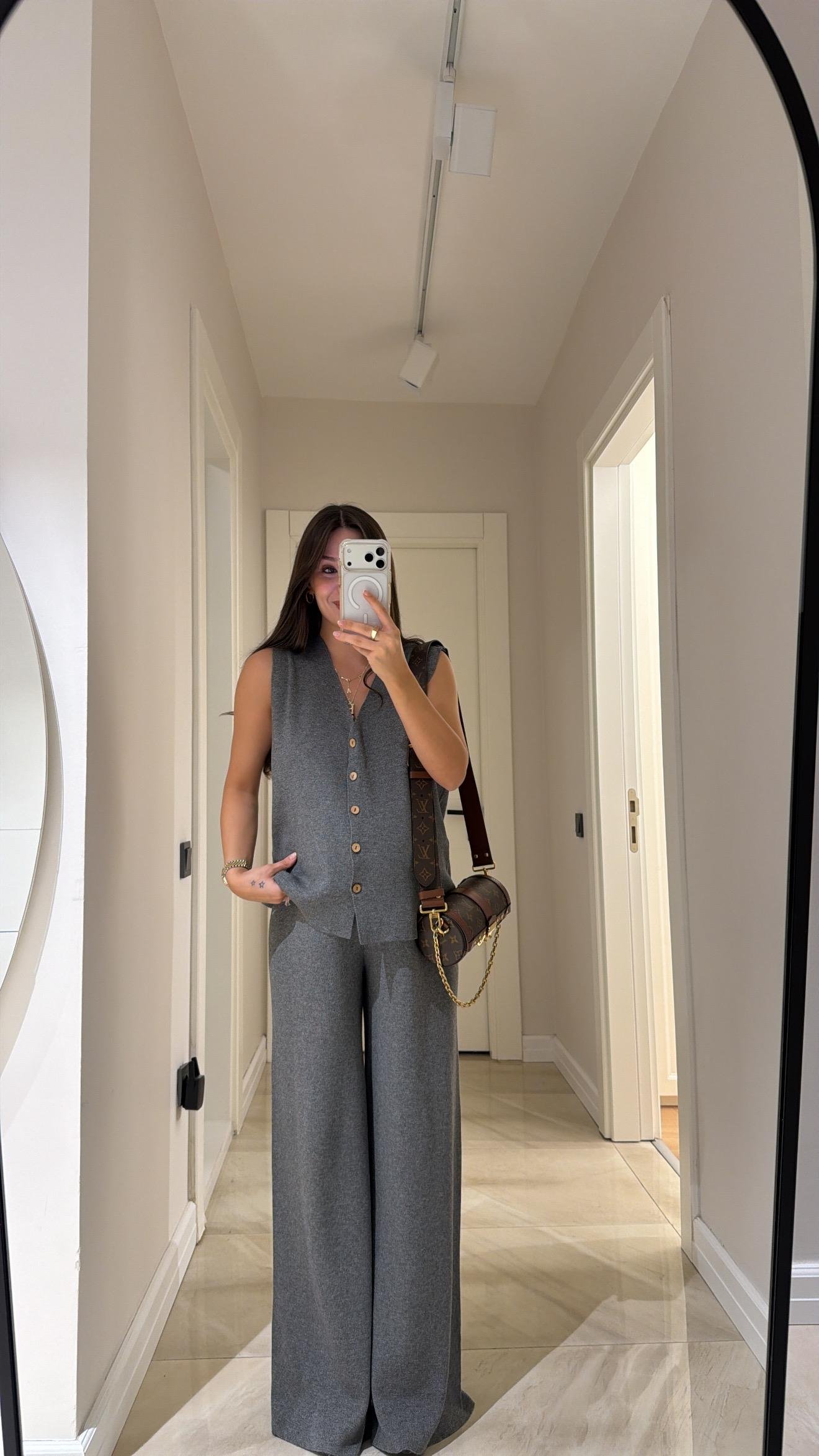 Gri V Yaka Ön Düğmeli Triko Yelek Takım