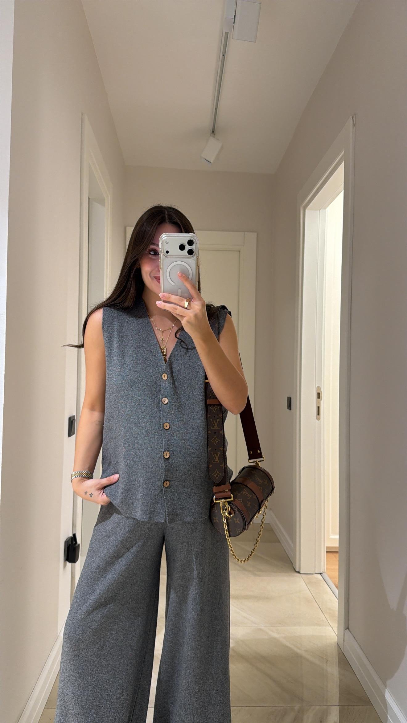 Gri V Yaka Ön Düğmeli Triko Yelek Takım