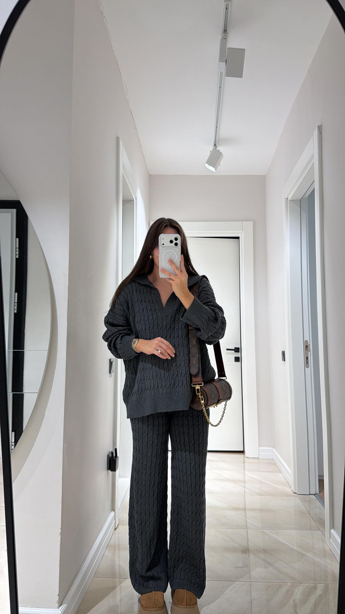 Gri V Yaka Saç Örgülü Triko Takım