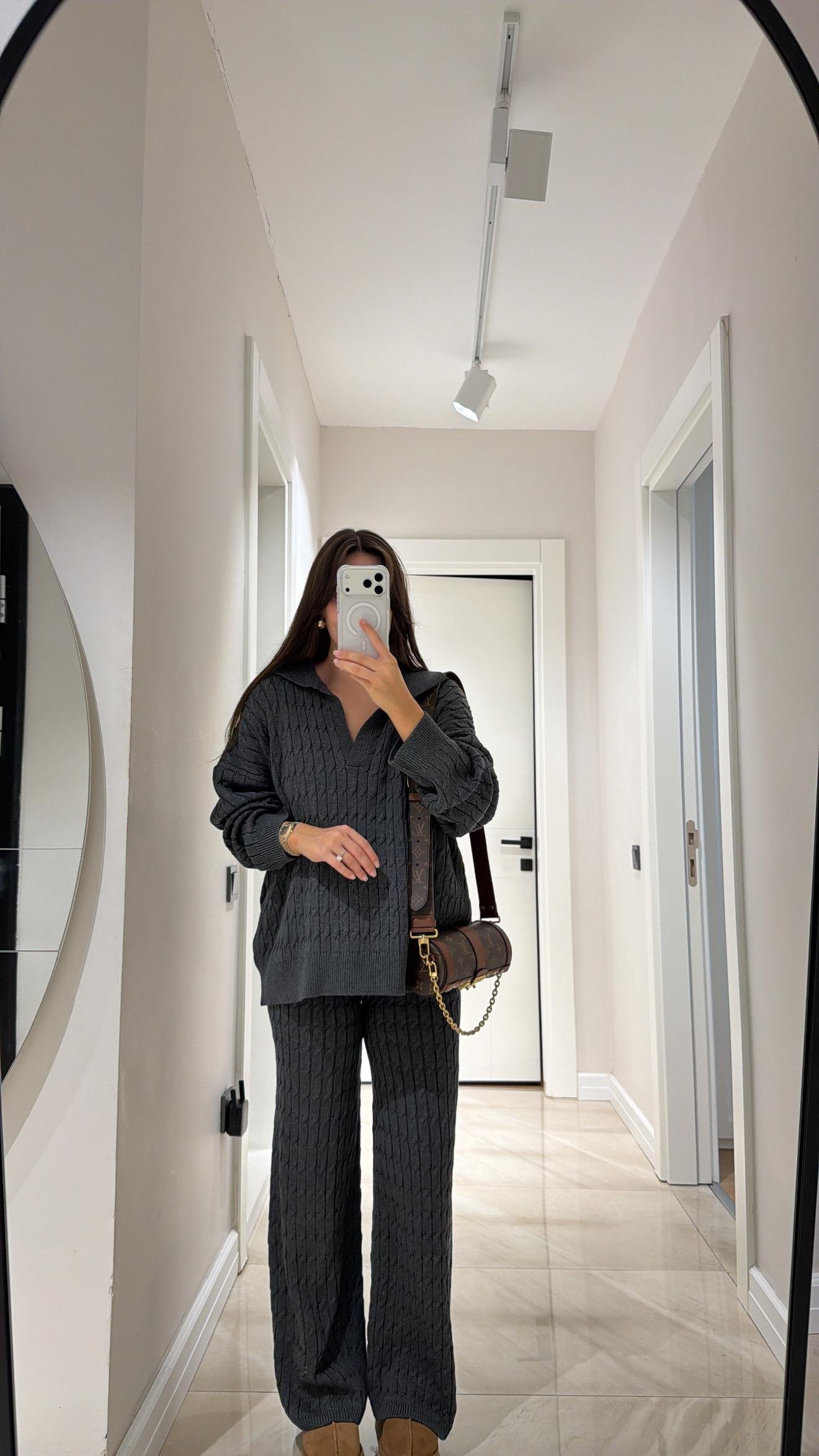 Gri V Yaka Saç Örgülü Triko Takım