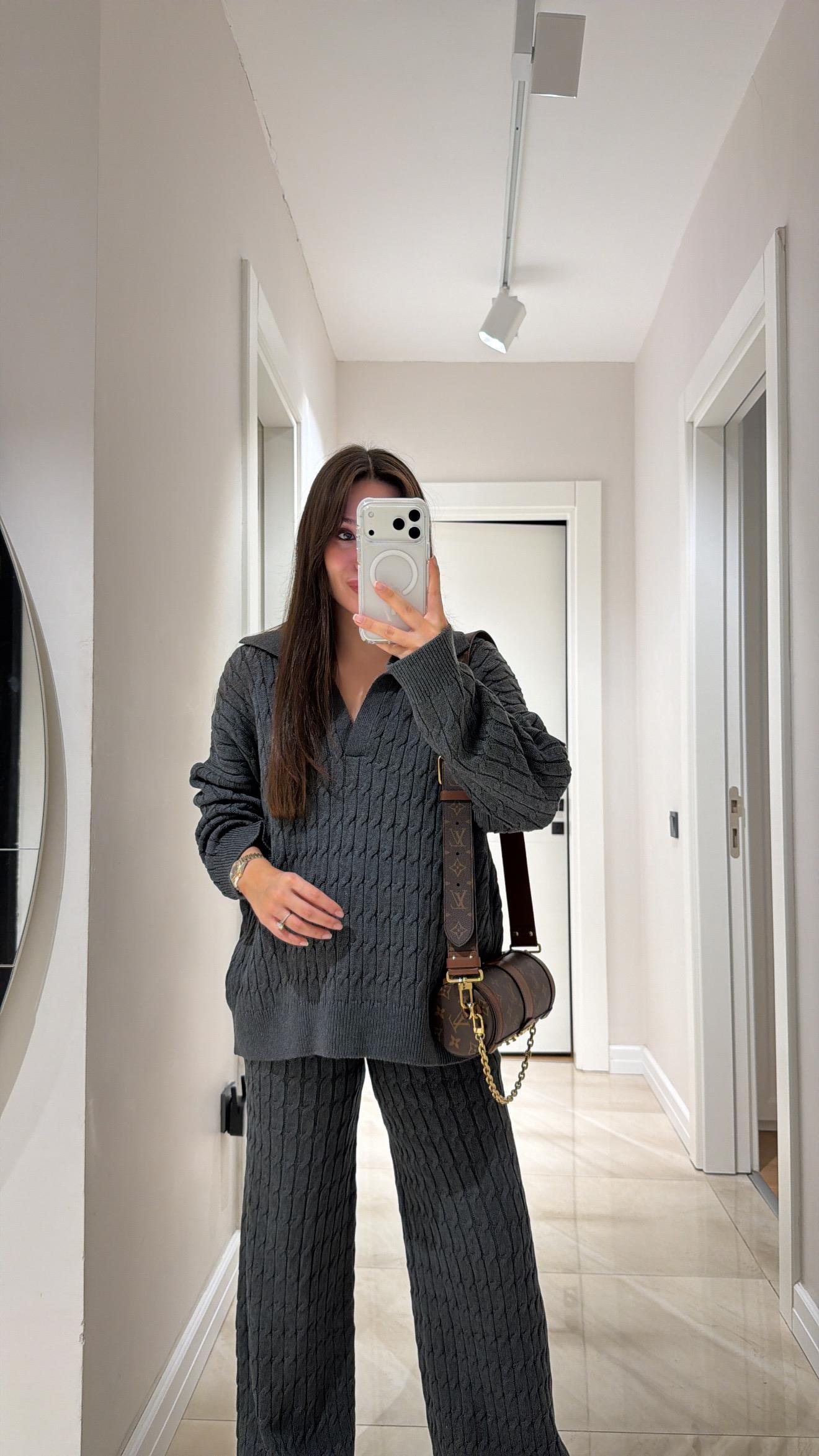 Gri V Yaka Saç Örgülü Triko Takım