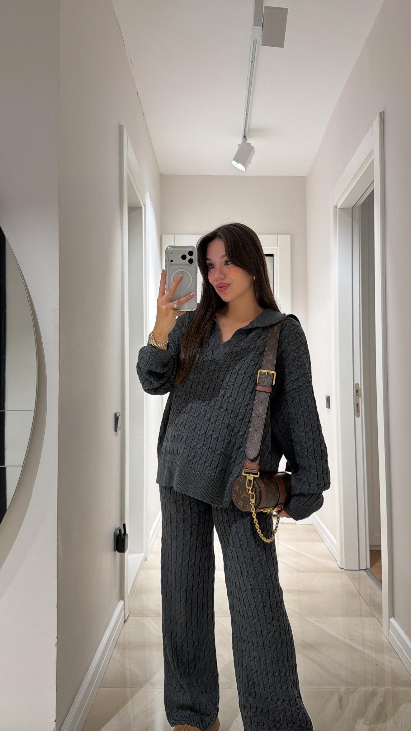 Gri V Yaka Saç Örgülü Triko Takım