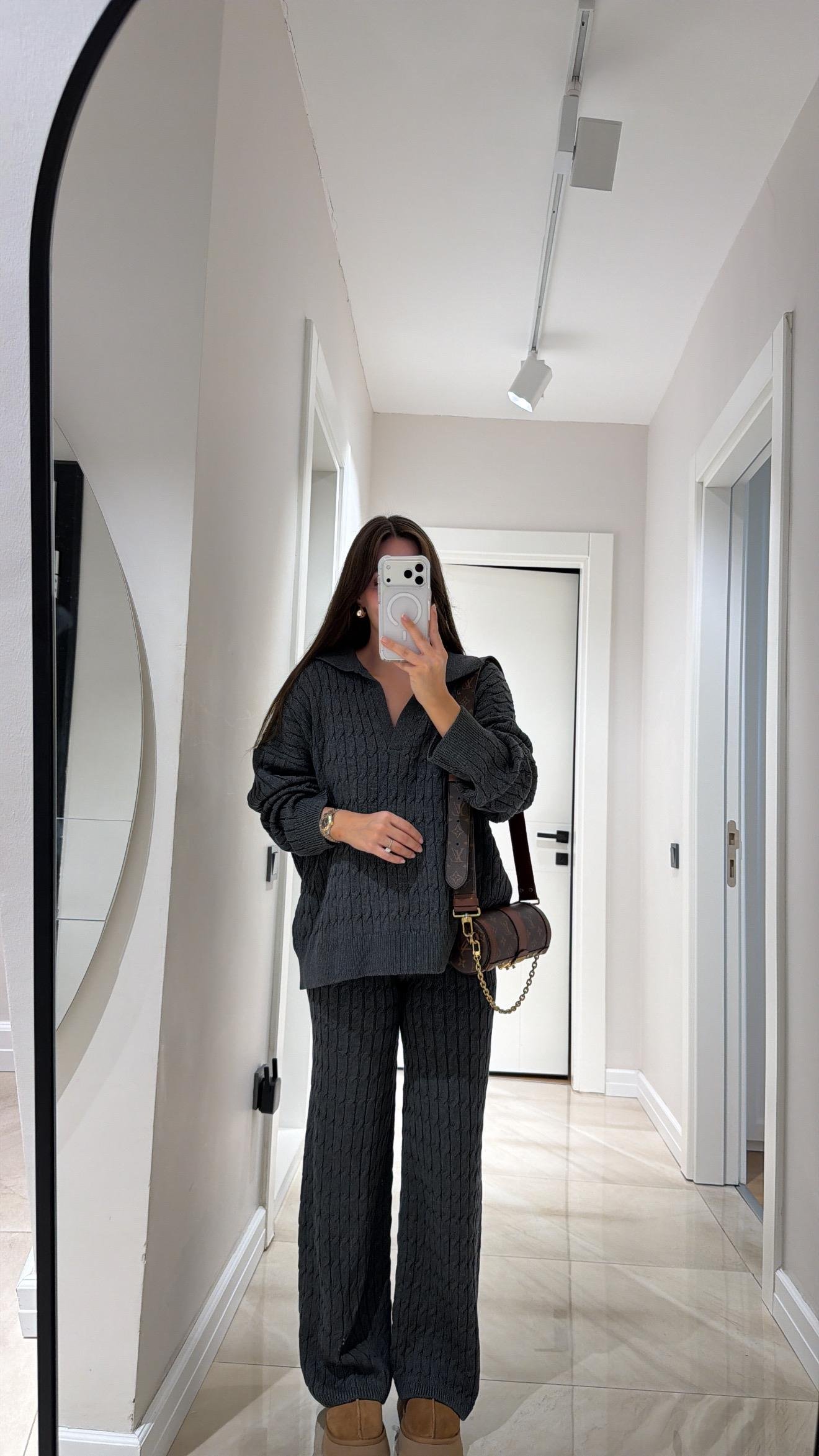 Gri V Yaka Saç Örgülü Triko Takım