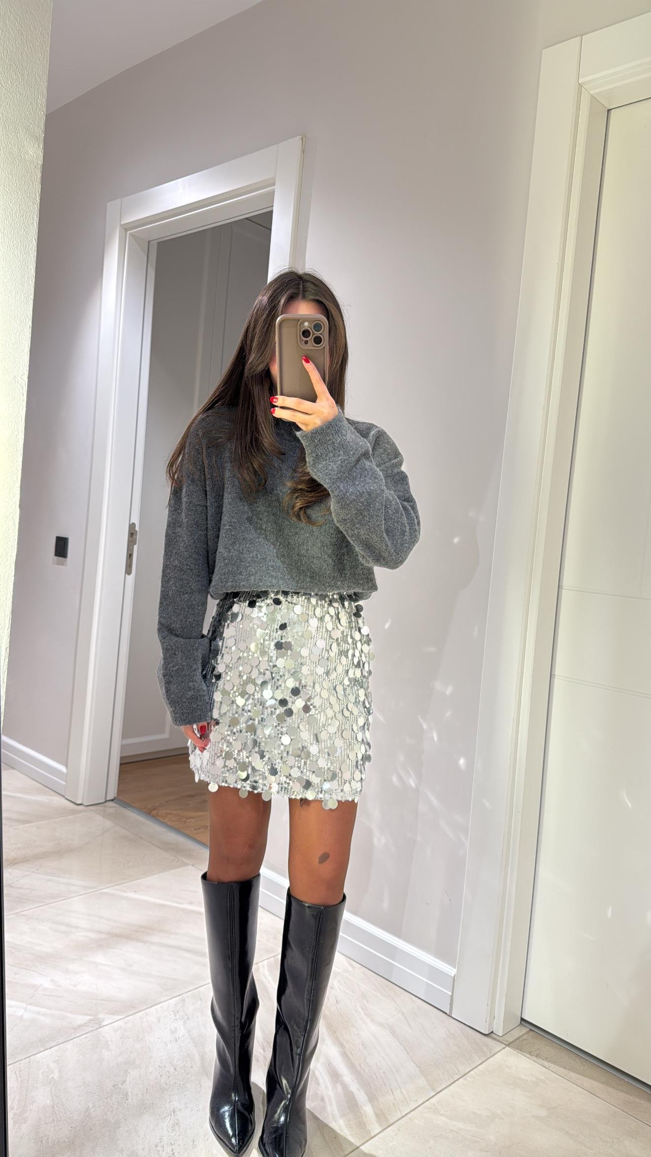 Gümüş Renk Büyük Payetli Marka Model Etek 