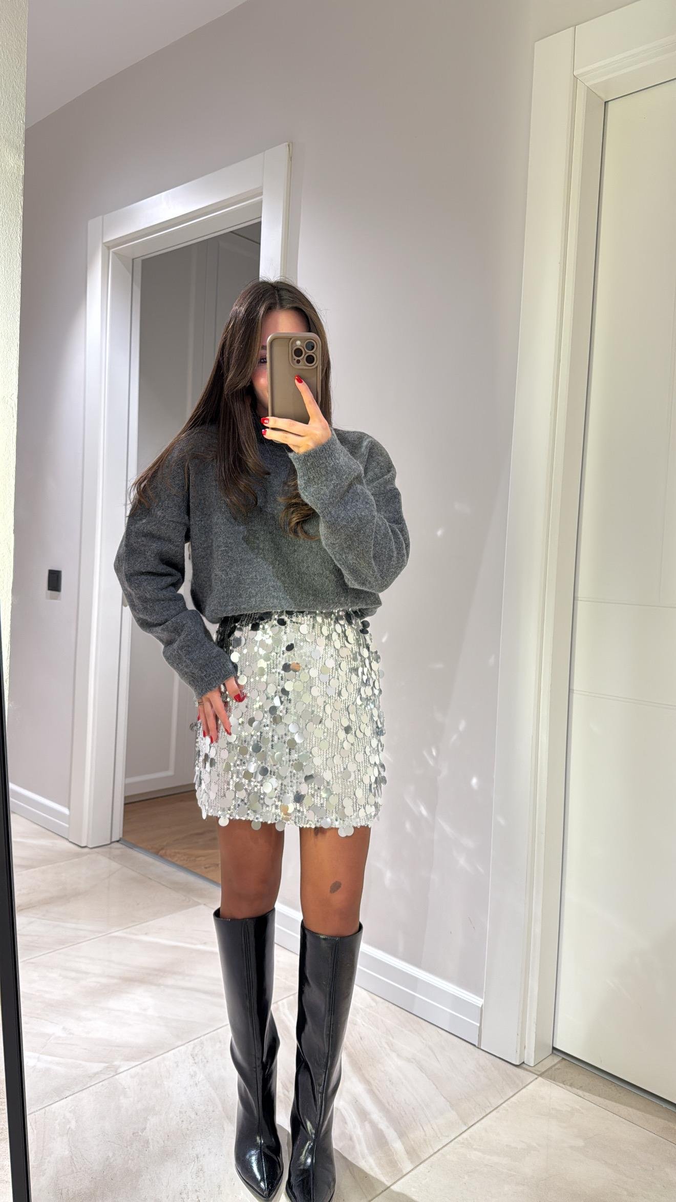 Gümüş Renk Büyük Payetli Marka Model Etek 