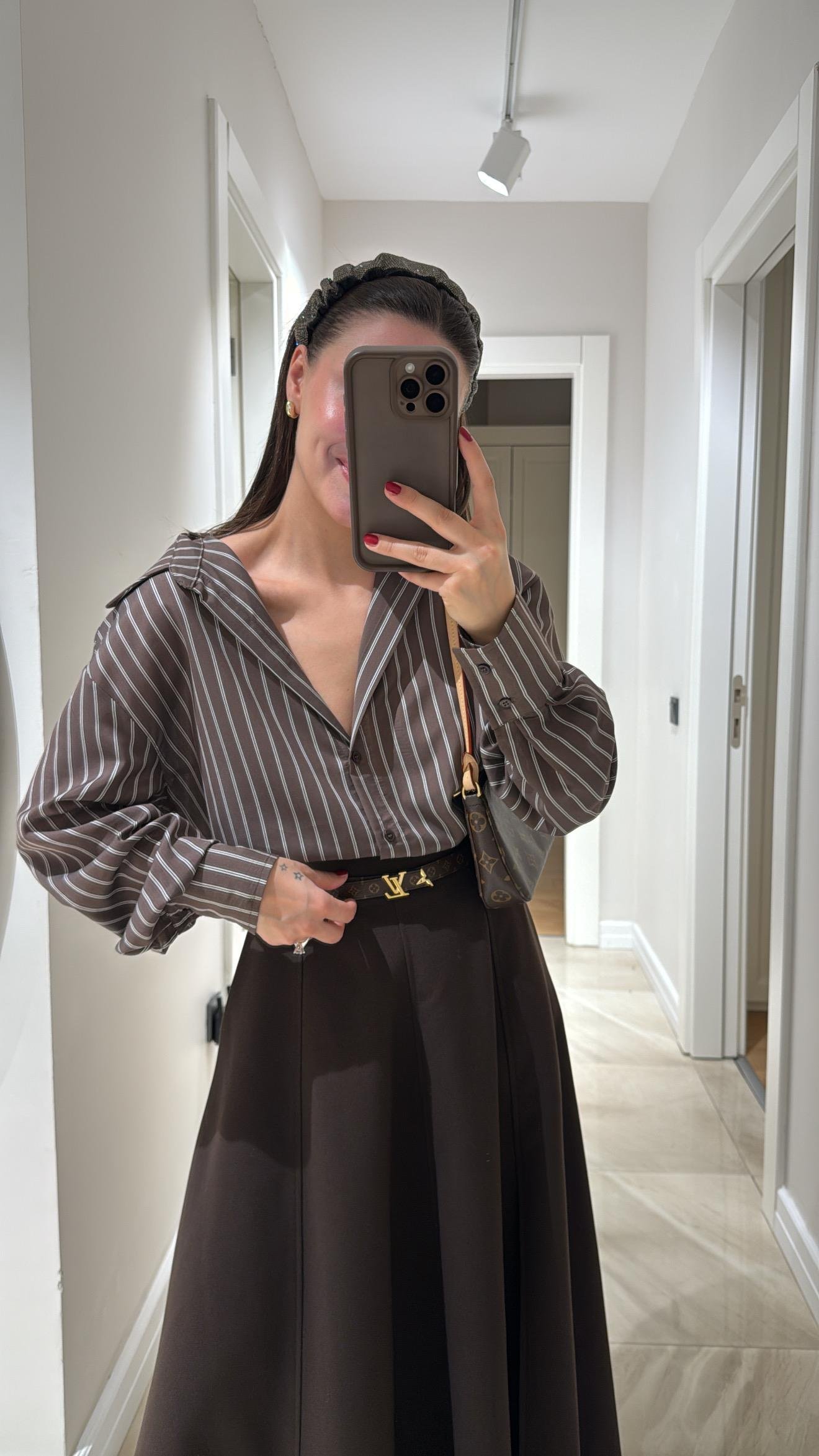 Kahve Beyaz Çizgili Oval Kesim Gömlek 