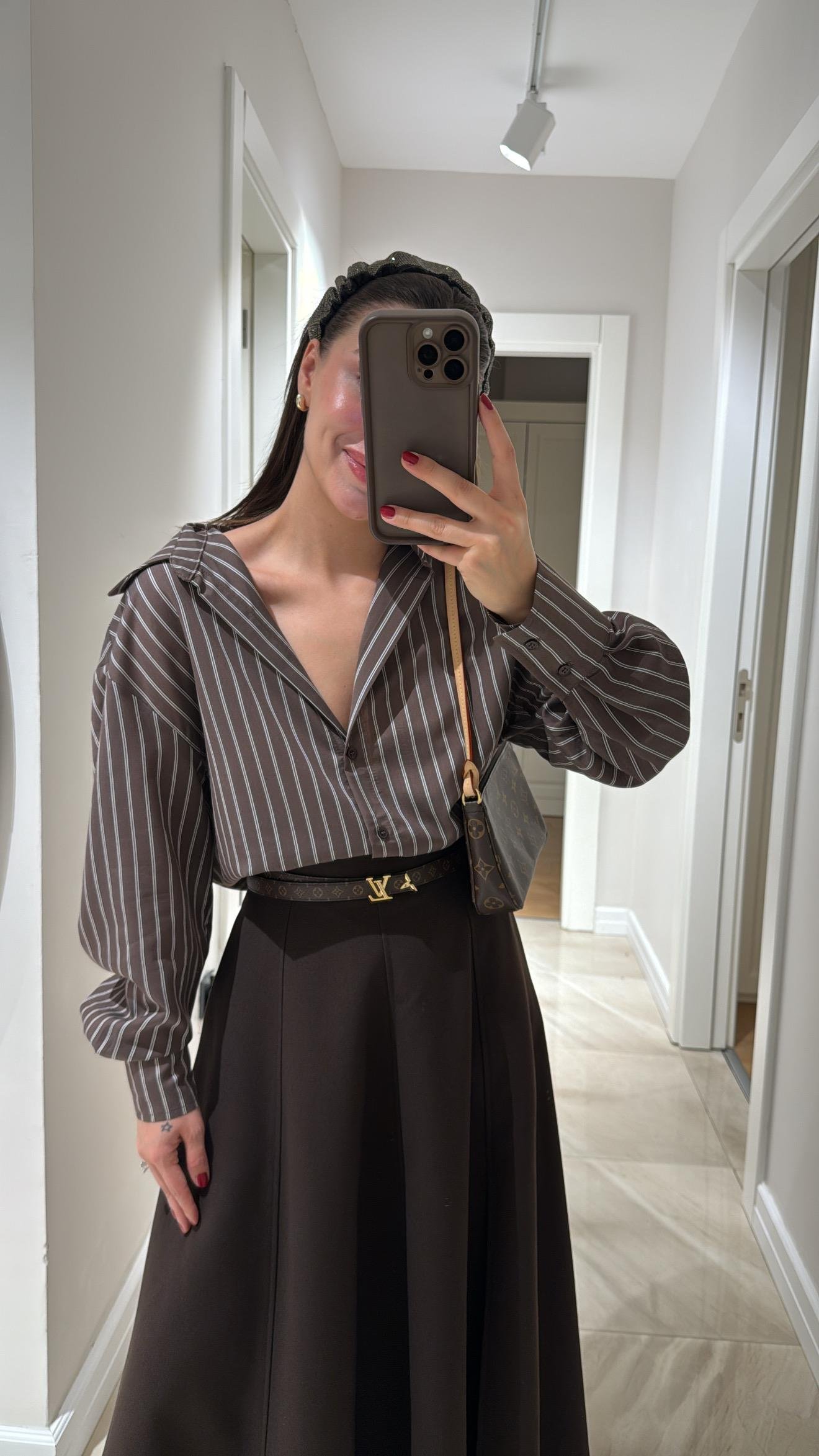 Kahve Beyaz Çizgili Oval Kesim Gömlek 