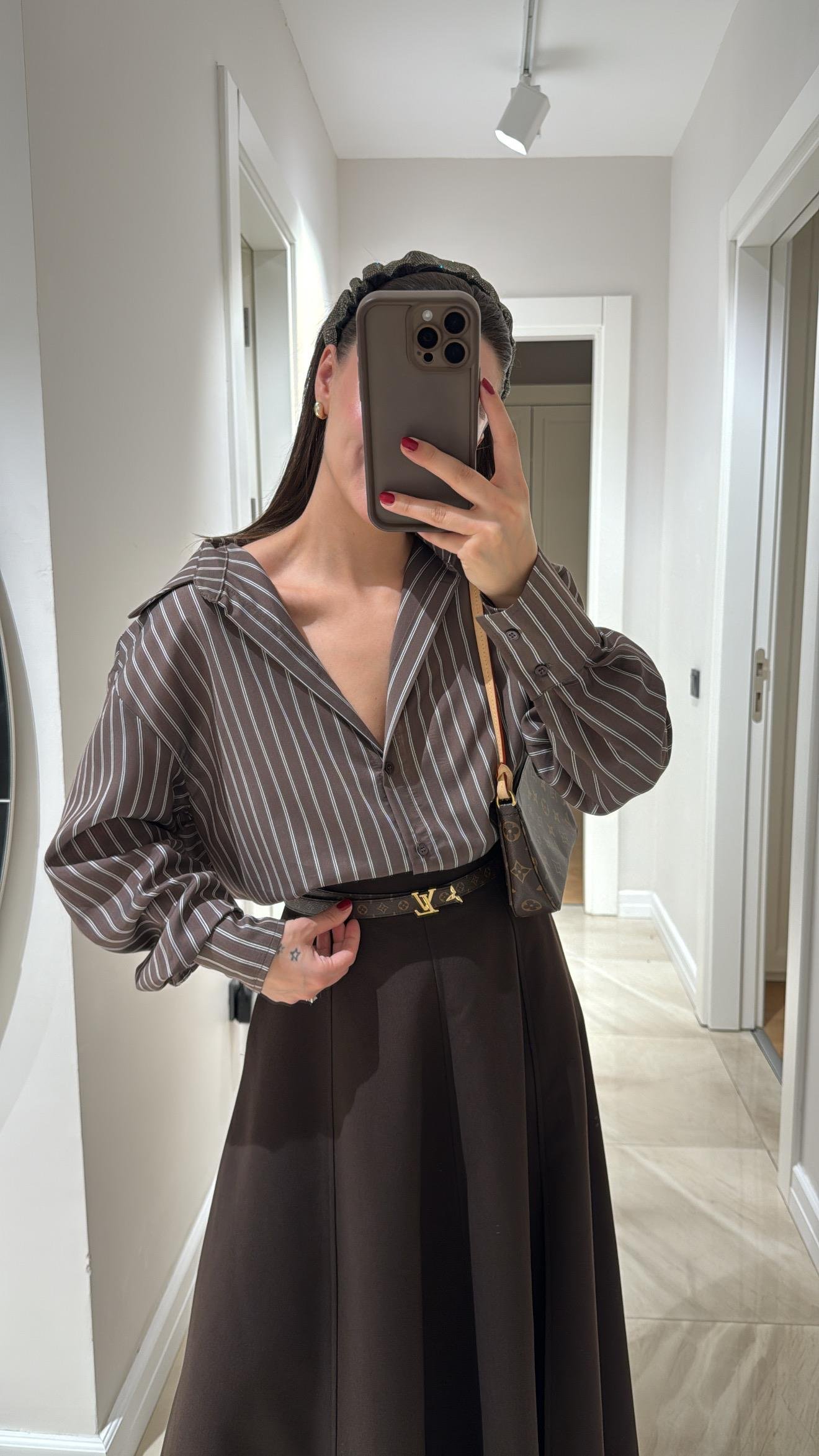 Kahve Beyaz Çizgili Oval Kesim Gömlek 