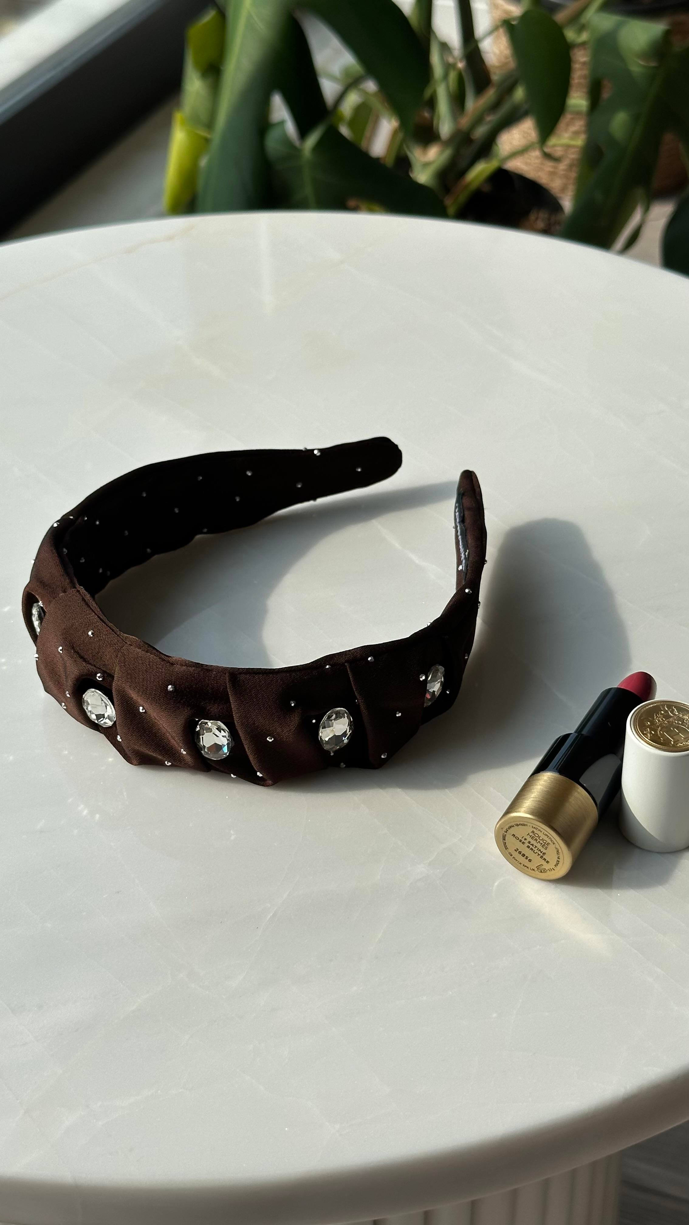 Kahve Taşlı Saten Taç