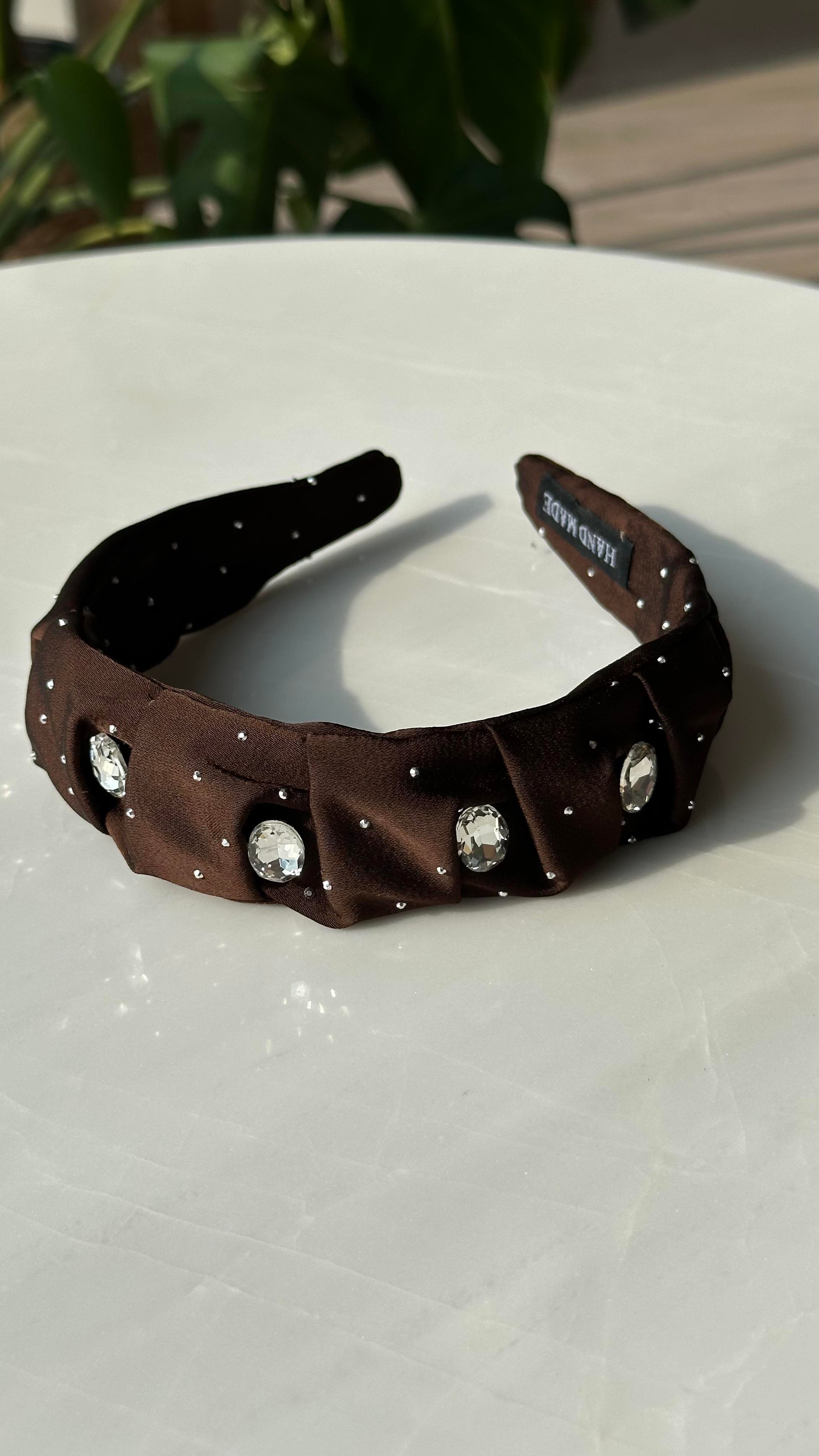 Kahve Taşlı Saten Taç