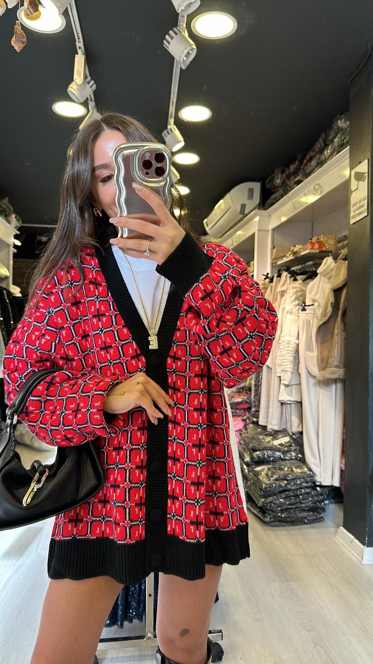 Kırmızı Siyah Desenli Düğmeli Hırka