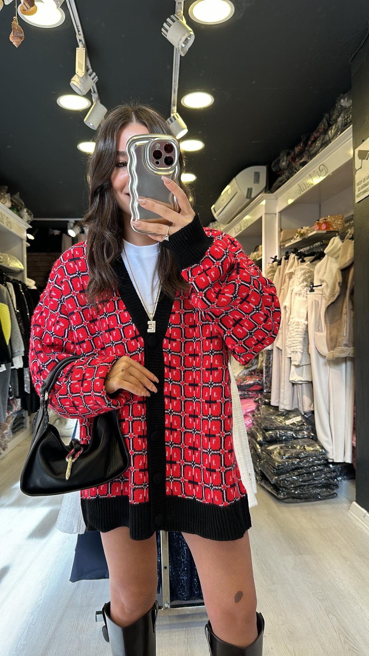 Kırmızı Siyah Desenli Düğmeli Hırka