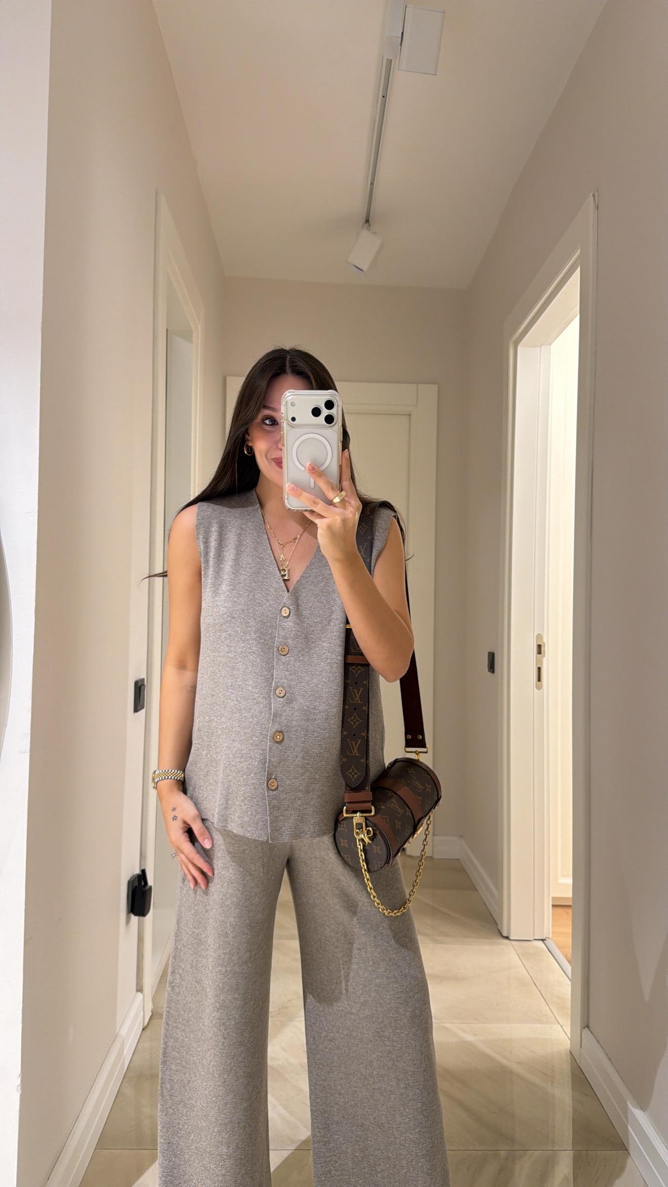 Koyu Bej V Yaka Ön Düğmeli Triko Yelek Takım