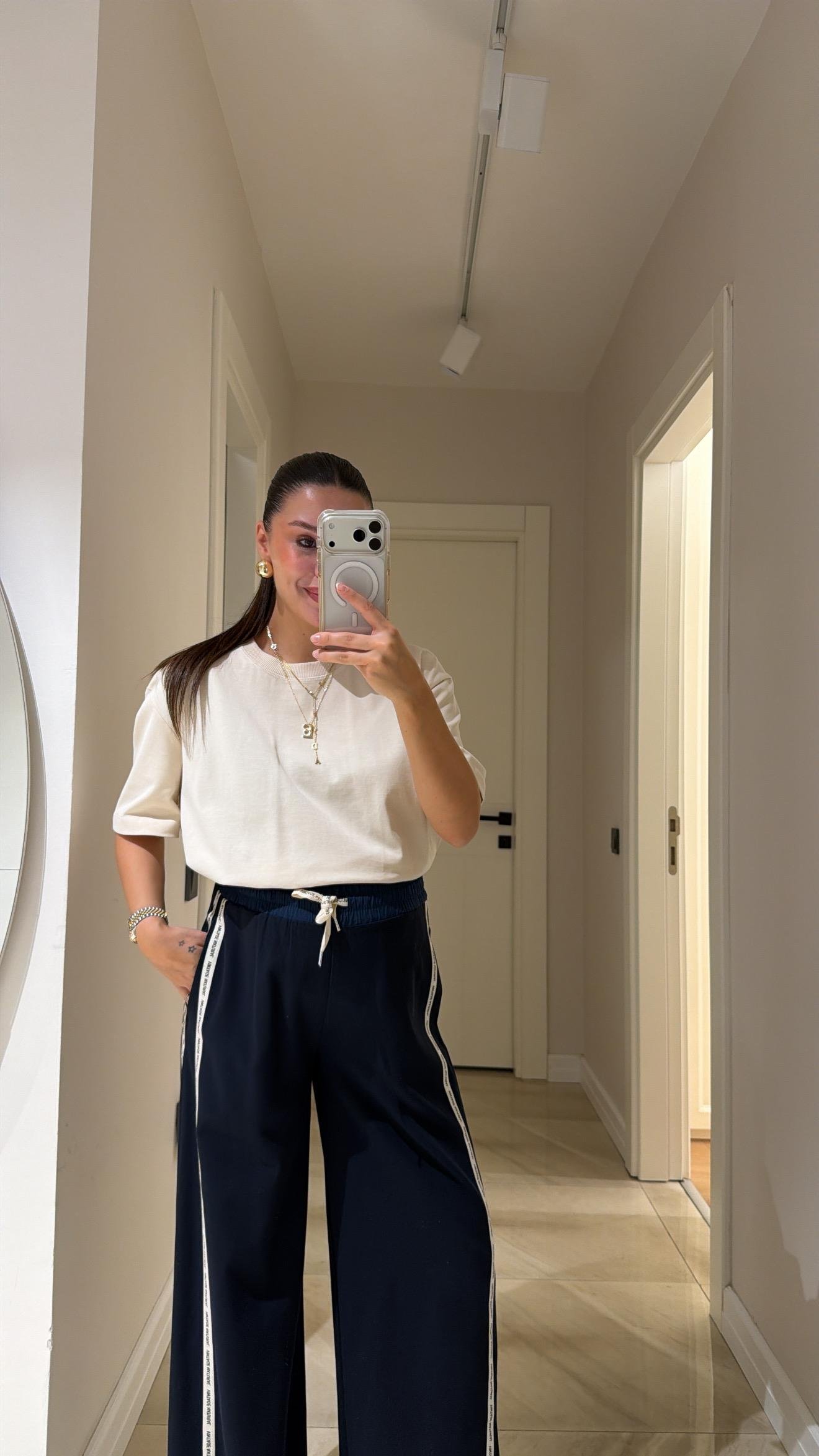 Ekru Bisiklet Yaka Kısa Kol Tişört