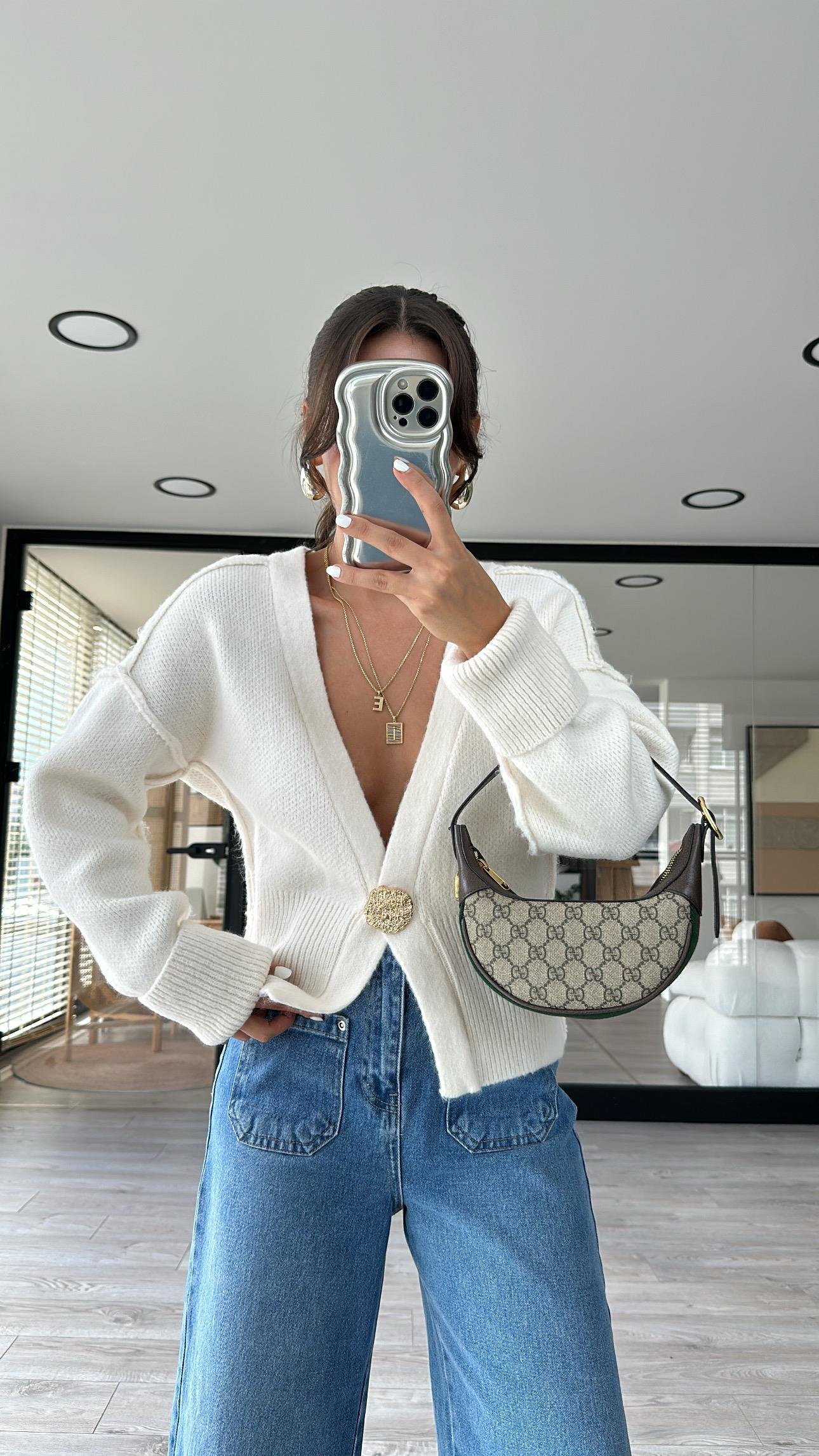 Krem Gold Düğme Detaylı Ters Dikişli Hırka 