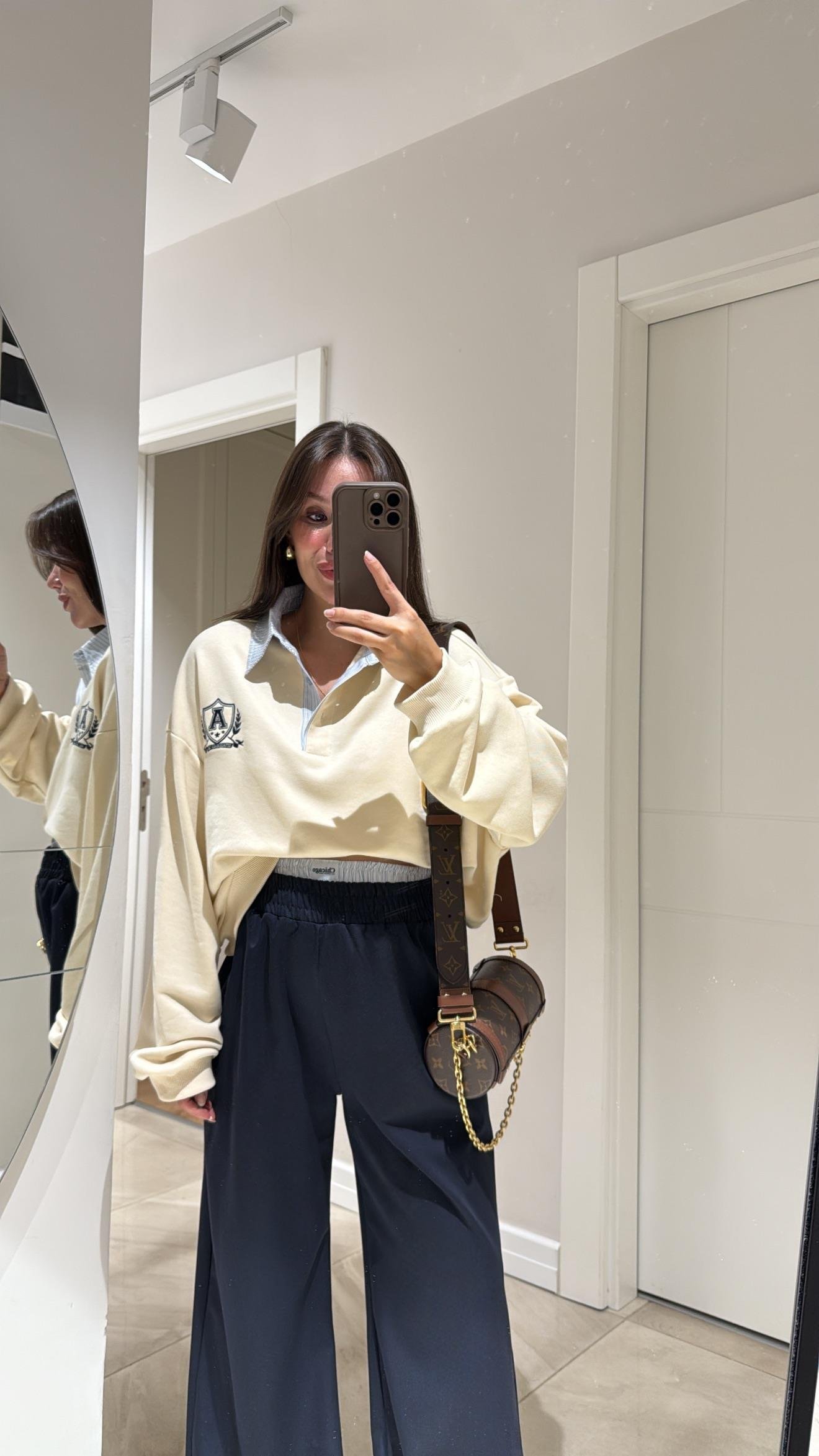 Krem Gömlek Yaka Detaylı Arma Nakışlı Sweat