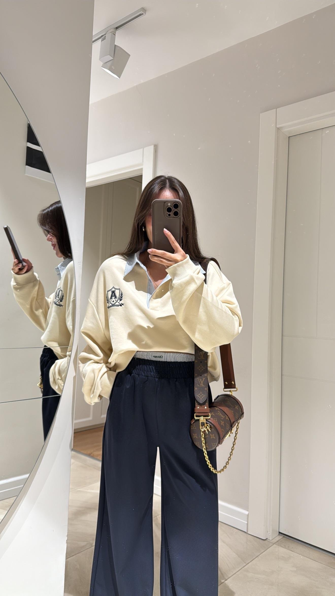 Krem Gömlek Yaka Detaylı Arma Nakışlı Sweat