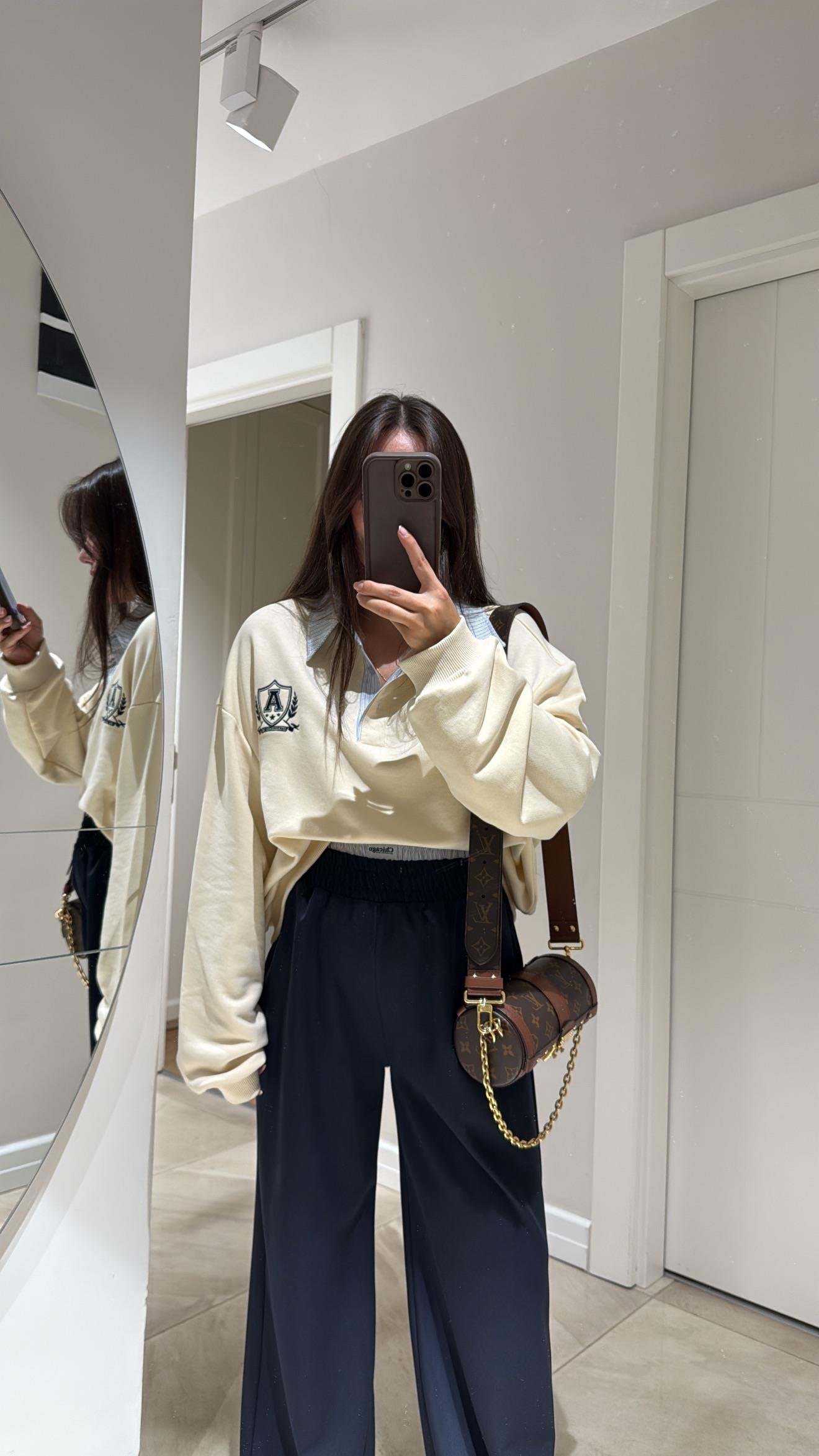 Krem Gömlek Yaka Detaylı Arma Nakışlı Sweat