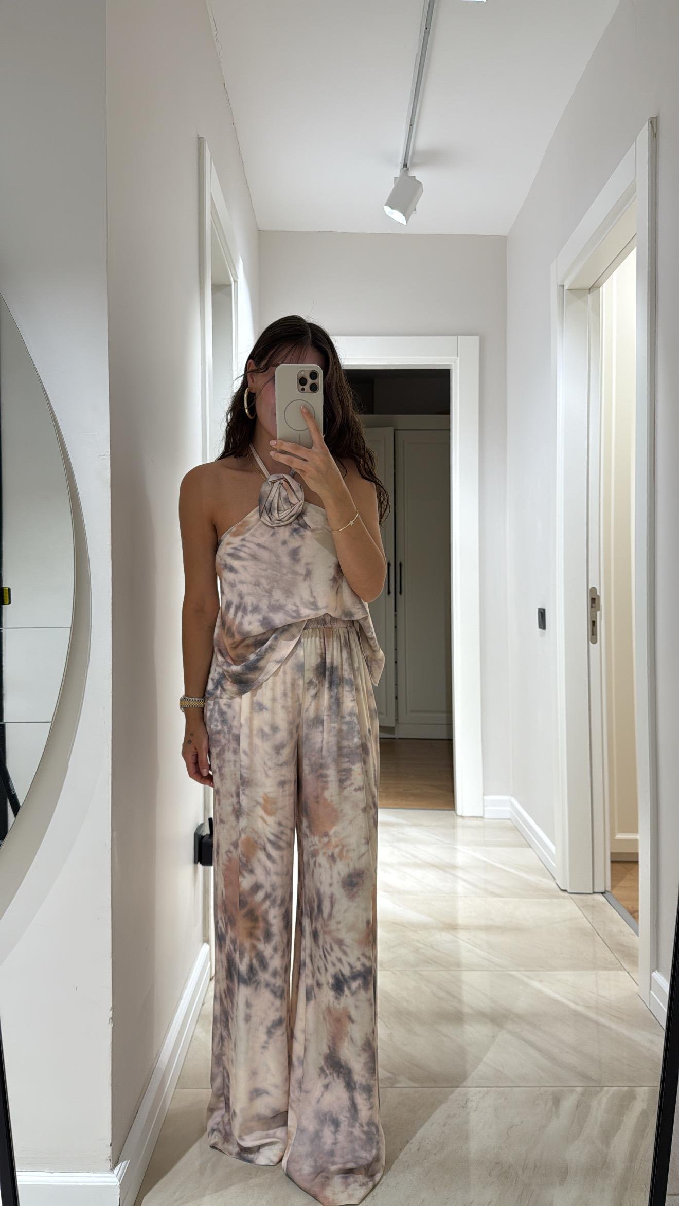 Krem Gül Detaylı Bağlamalı Marka Model Pantolon Takım