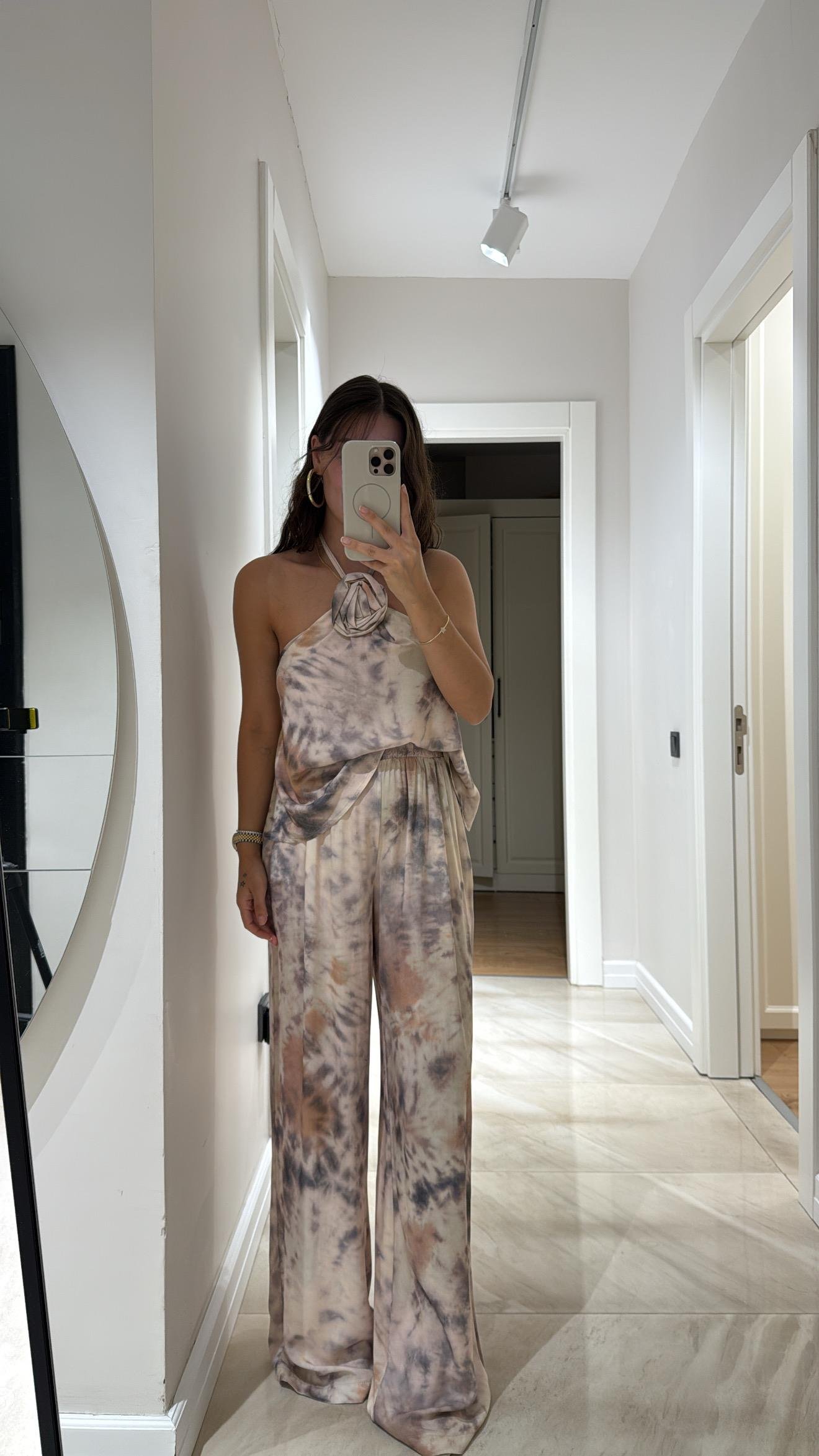 Krem Gül Detaylı Bağlamalı Marka Model Pantolon Takım