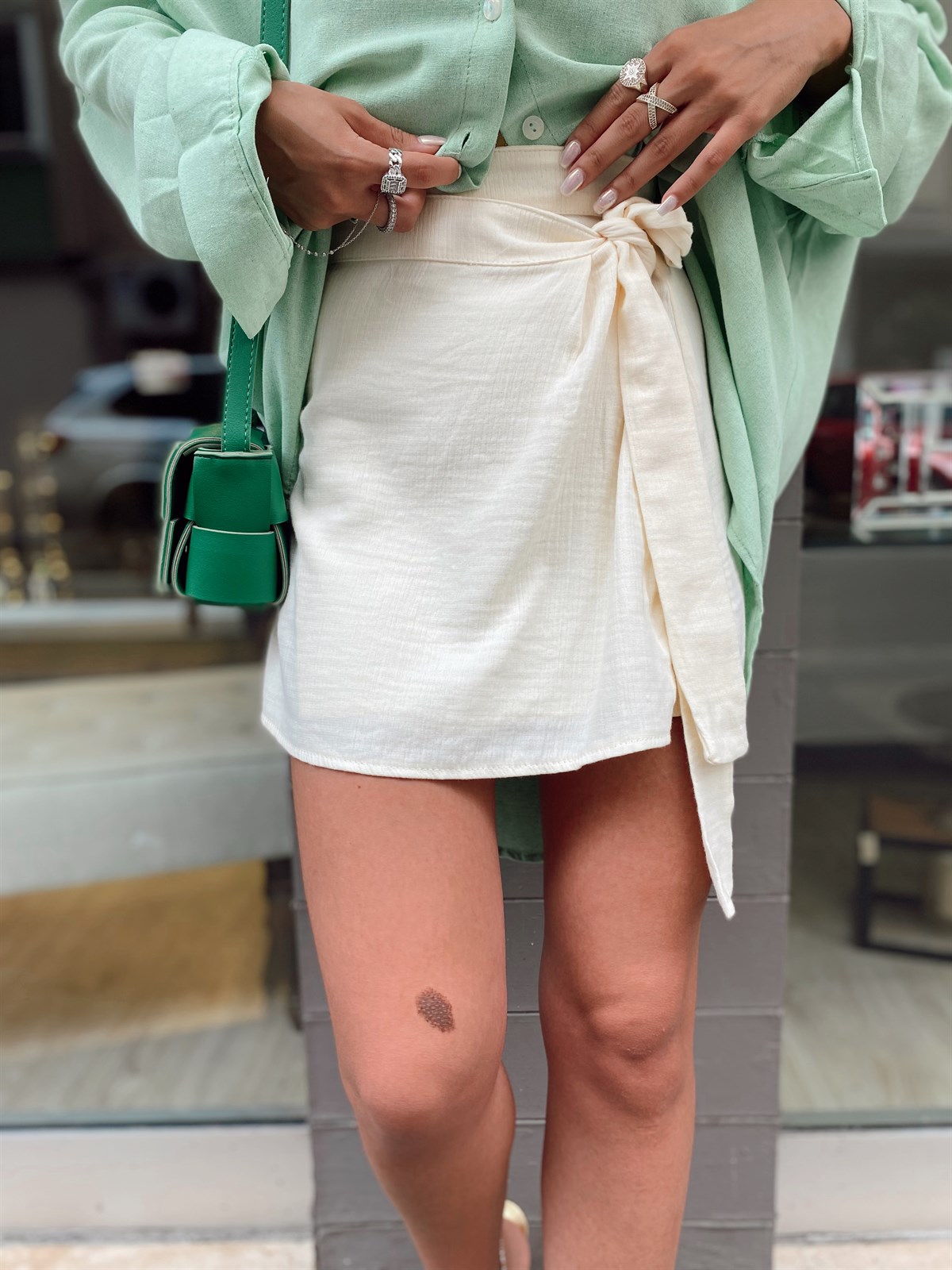 Krem Renk Bağlamalı Pileli Etek 