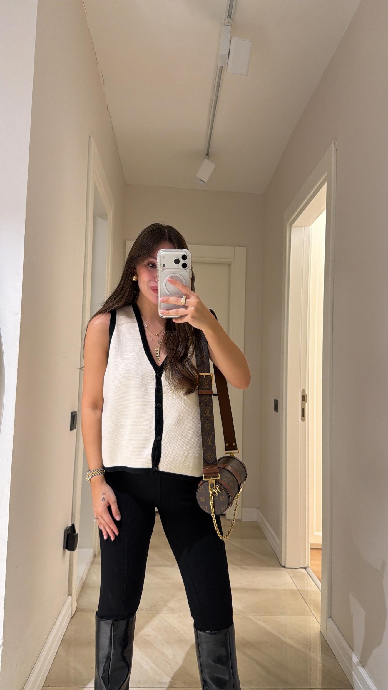 Krem Siyah Biyeli Marka Model Triko Yelek