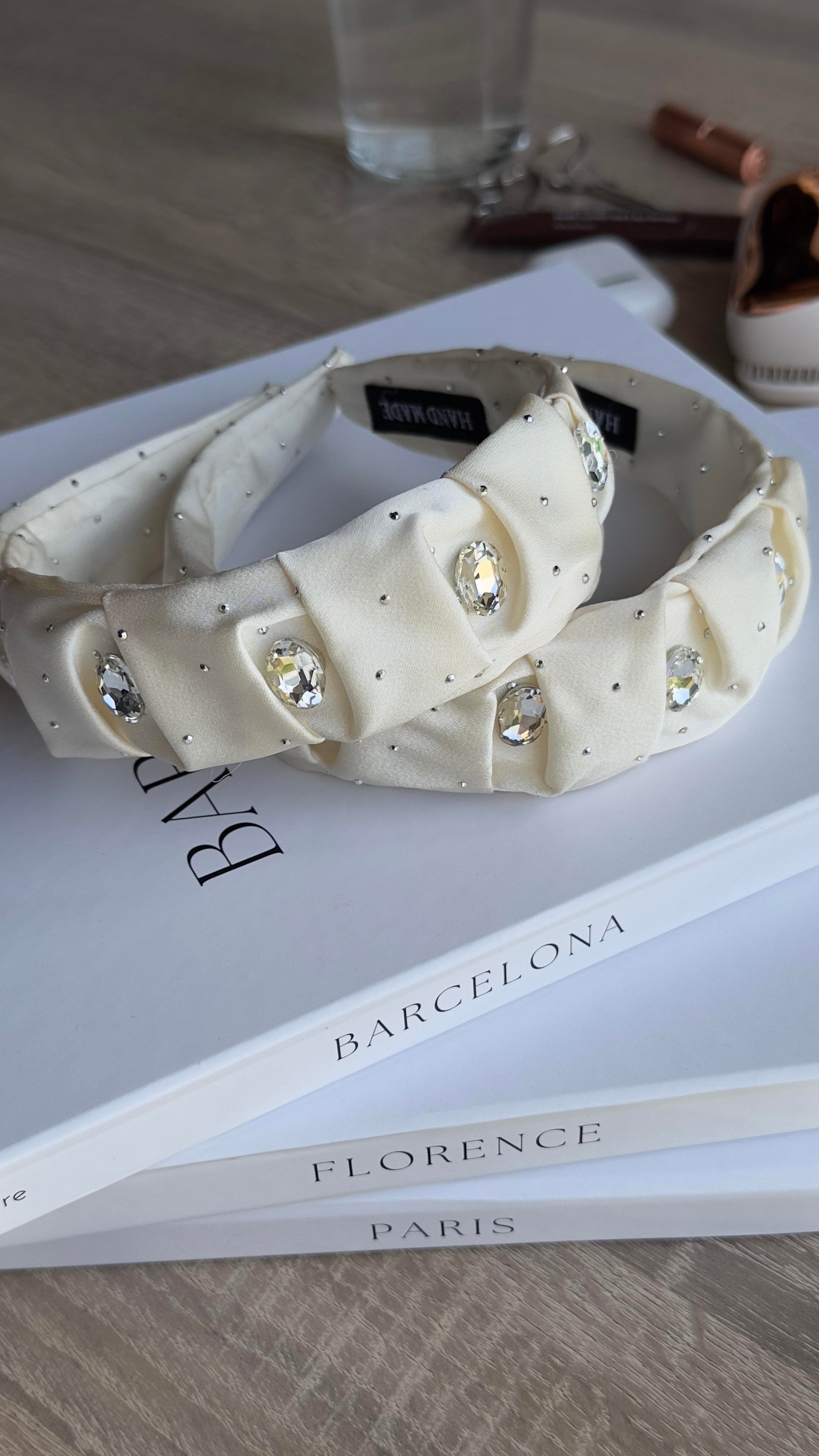 Krem Taşlı Saten Taç