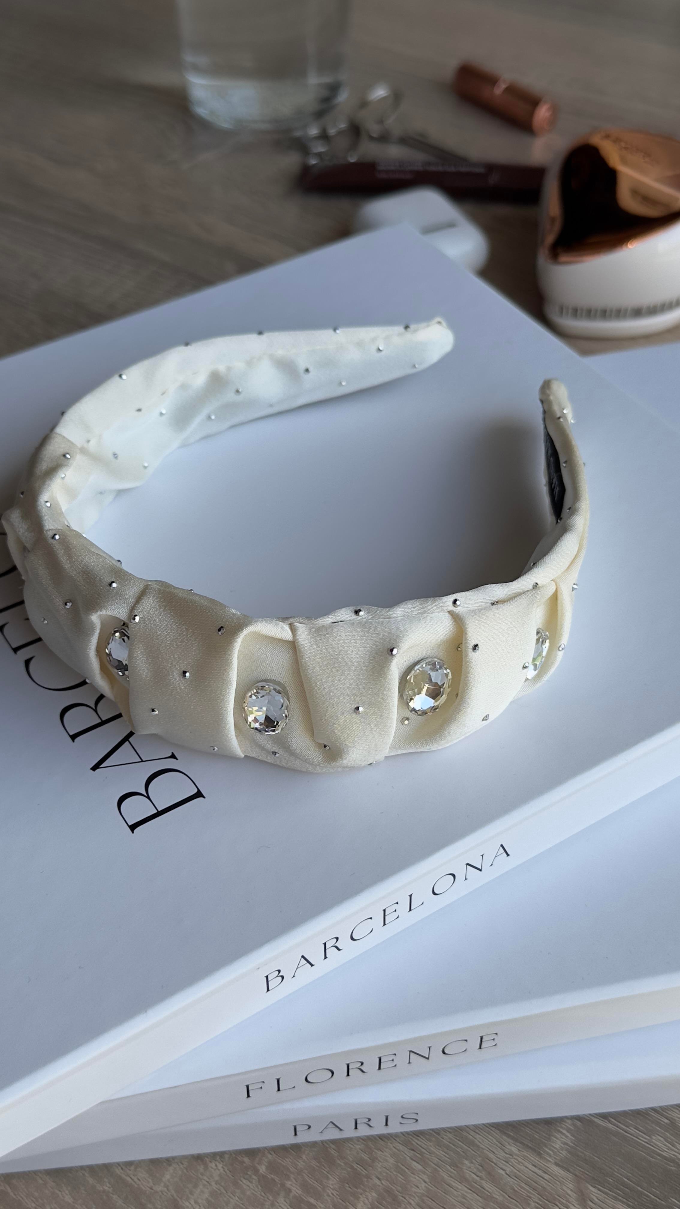 Krem Taşlı Saten Taç