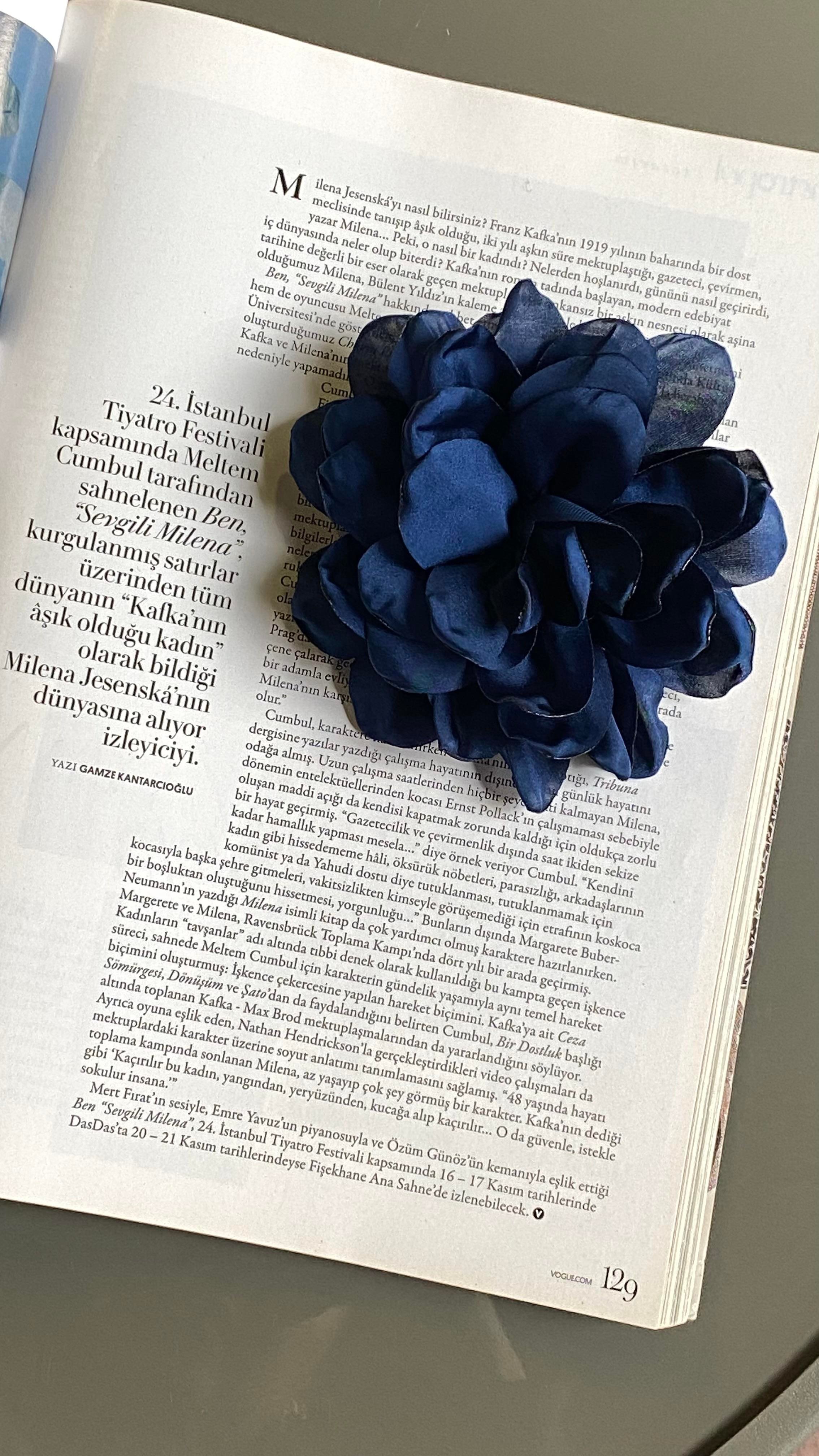 Koyu Mavi Çiçek Model Büyük Broş