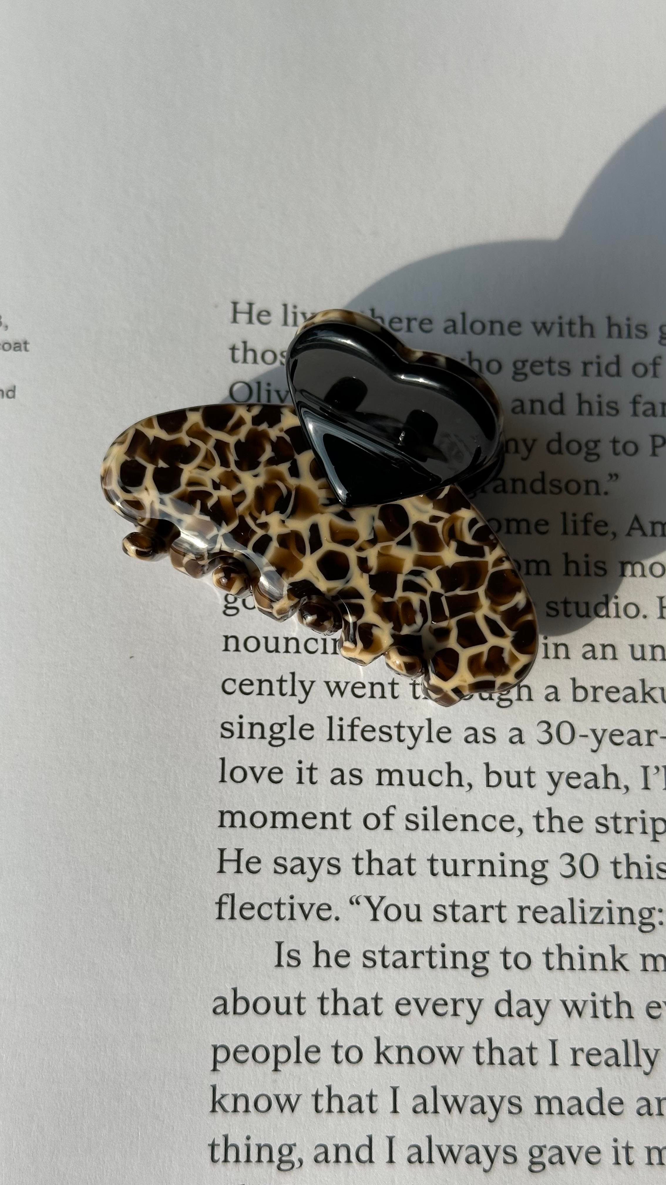 Leopar Desen Kalp Detaylı Mandal Toka