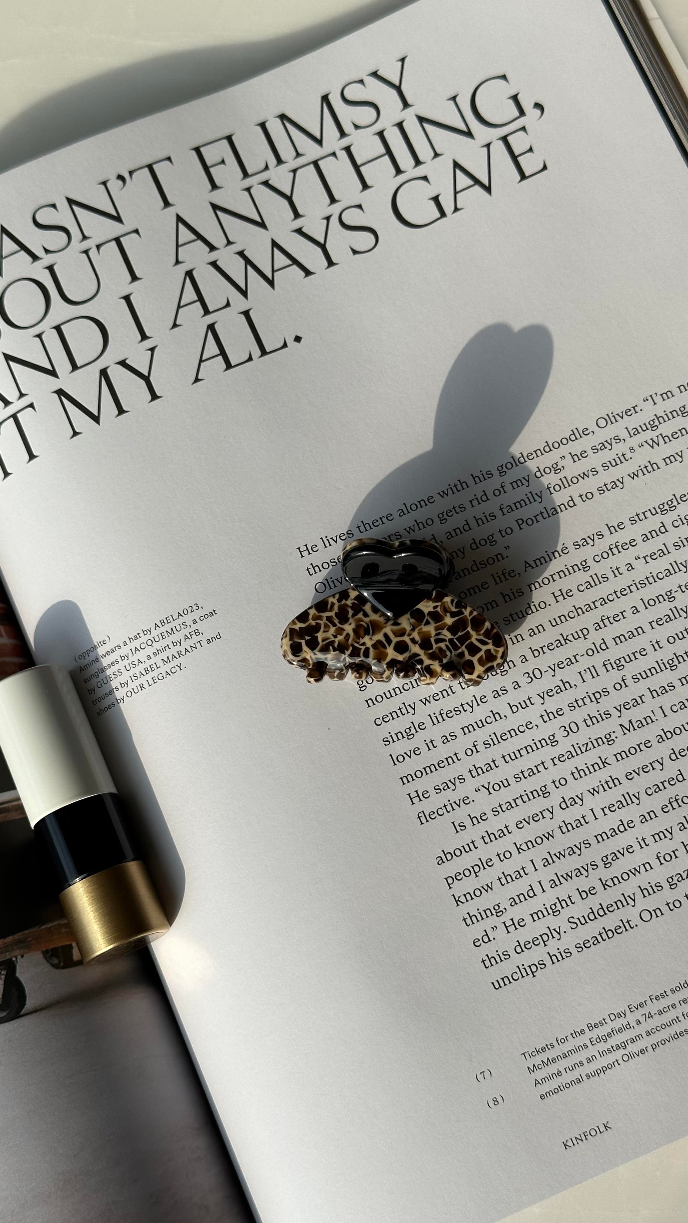 Leopar Desen Kalp Detaylı Mandal Toka