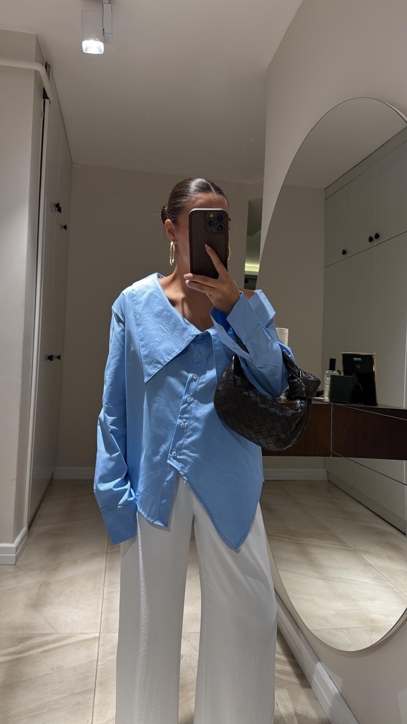 Geniş Yaka Detaylı Gömlek