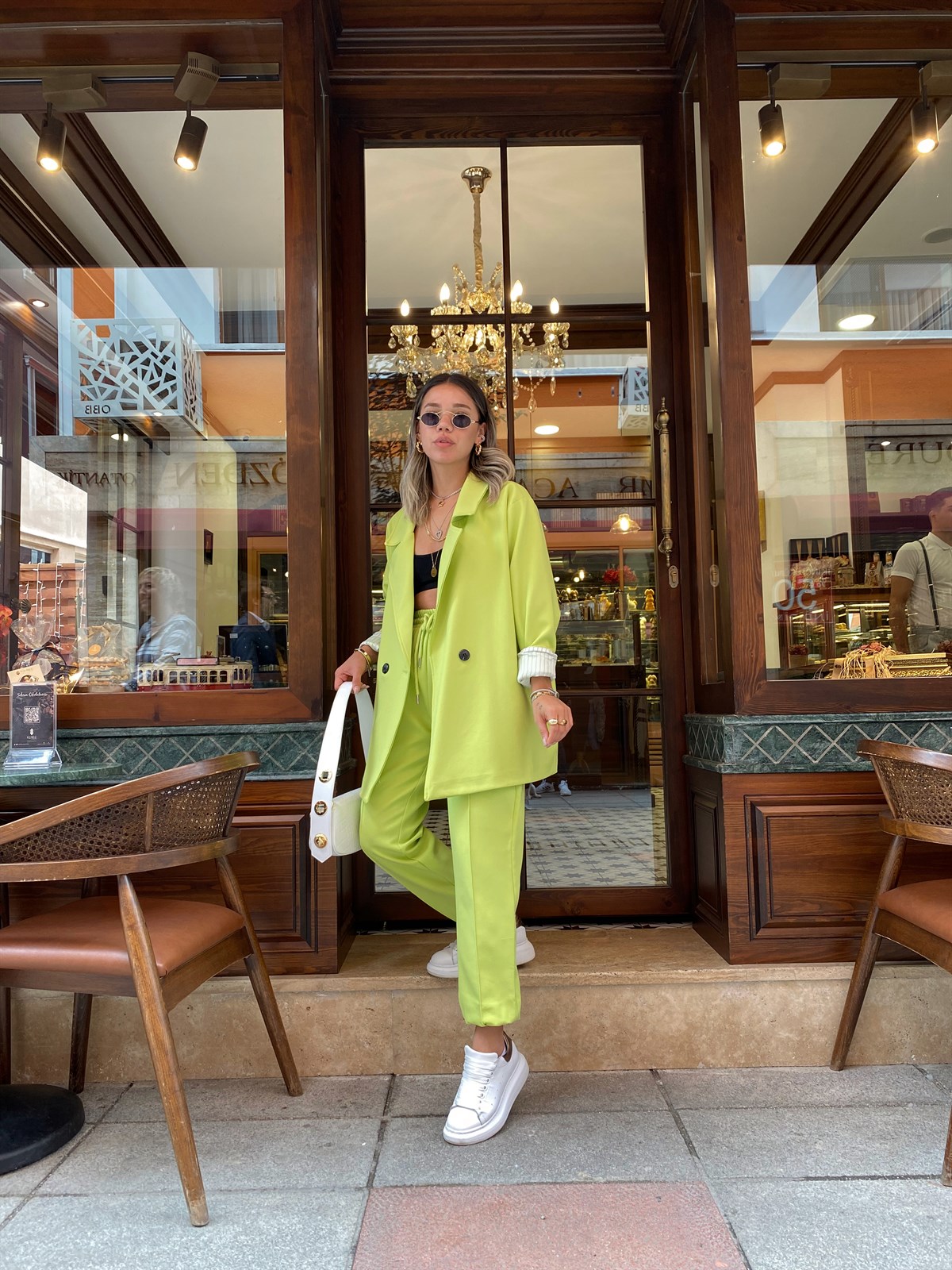 Neon Yeşil Ön Dikişli Lastikli Pantolon