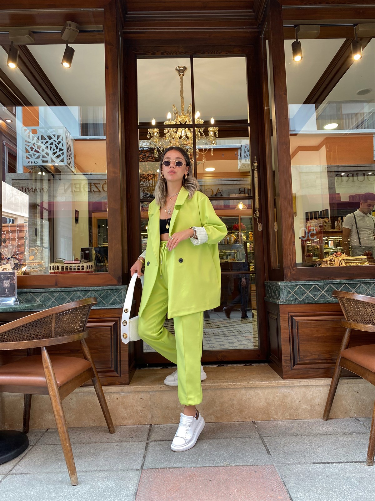 Neon Yeşil Ön Dikişli Lastikli Pantolon