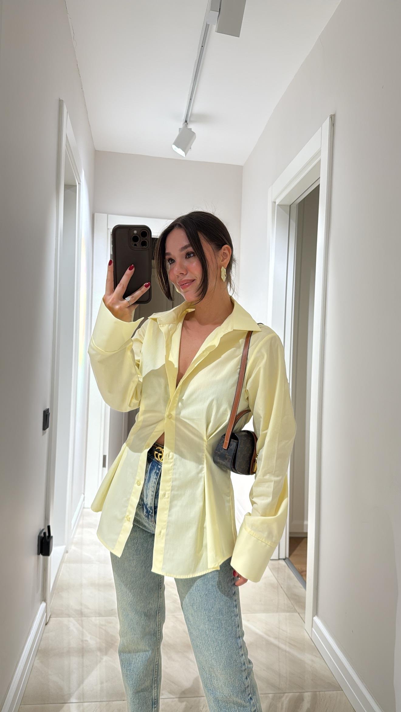 Sarı Pensli Kol Yırtmaçlı Gömlek 