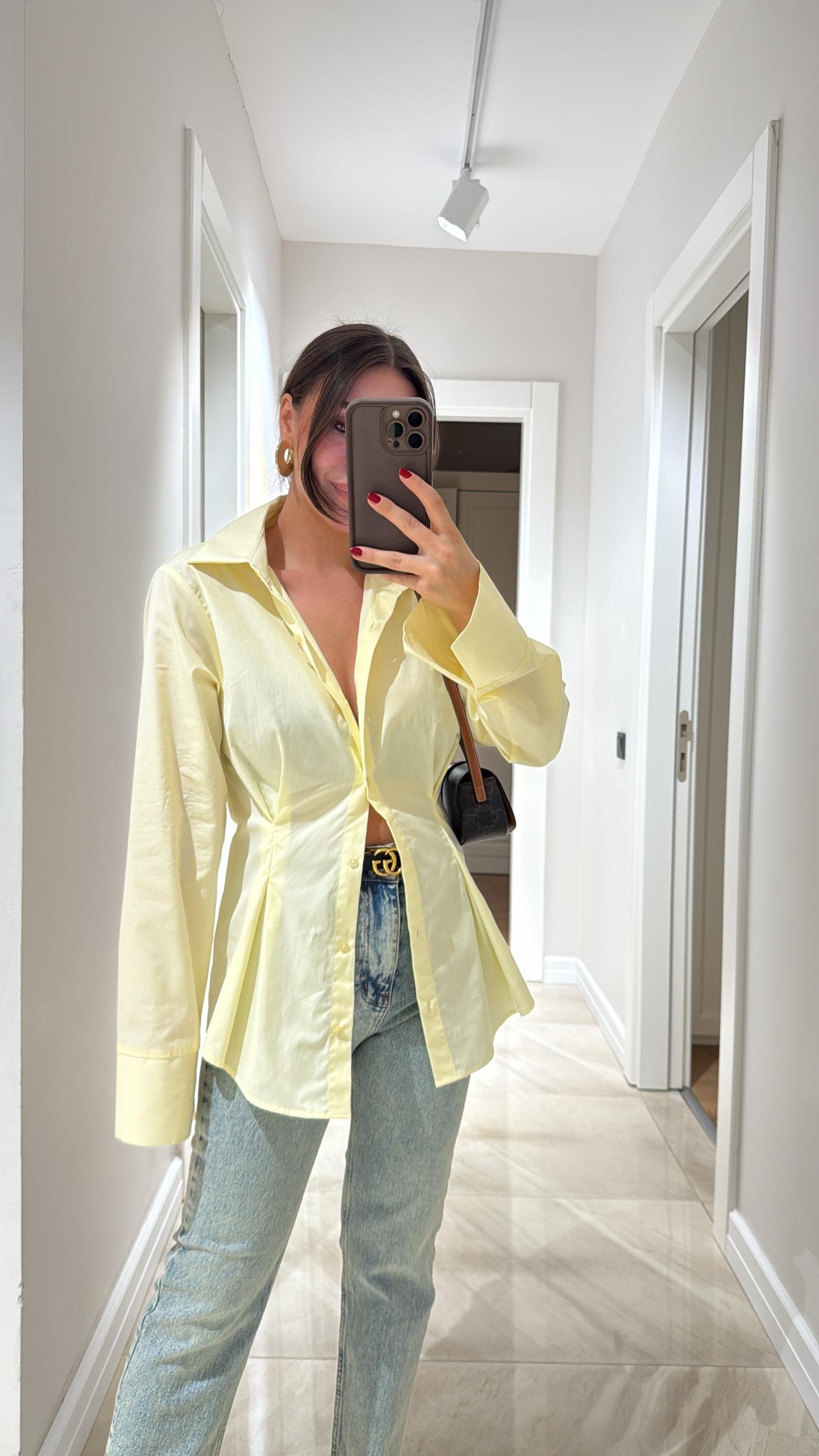 Sarı Pensli Kol Yırtmaçlı Gömlek 