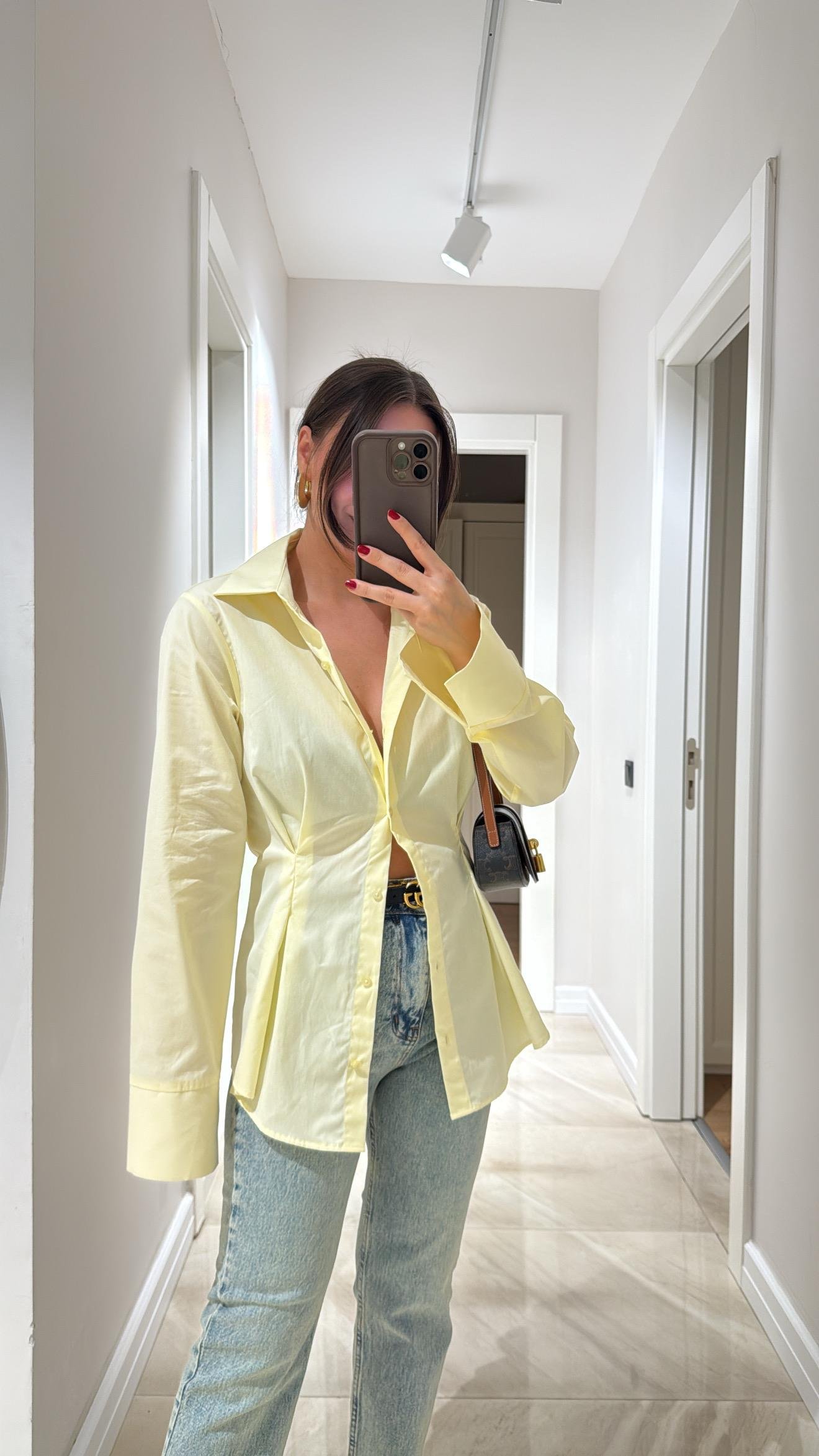 Sarı Pensli Kol Yırtmaçlı Gömlek 