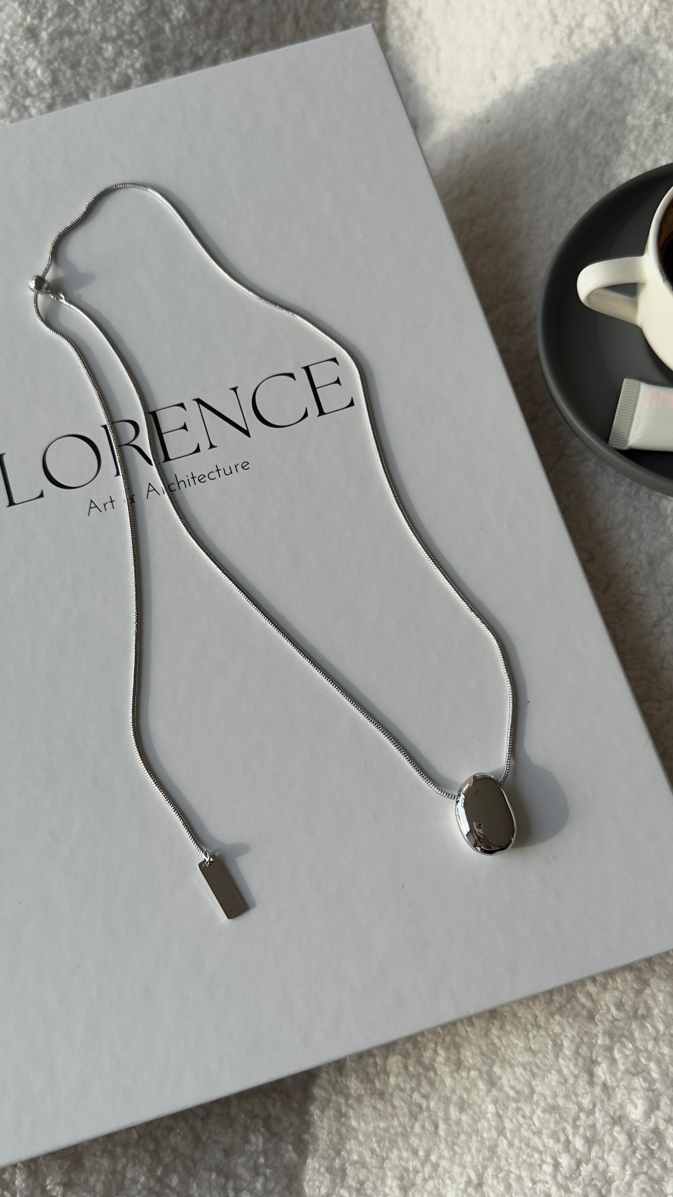 Silver Asansörlü Asimetrik Oval Detaylı Kolye