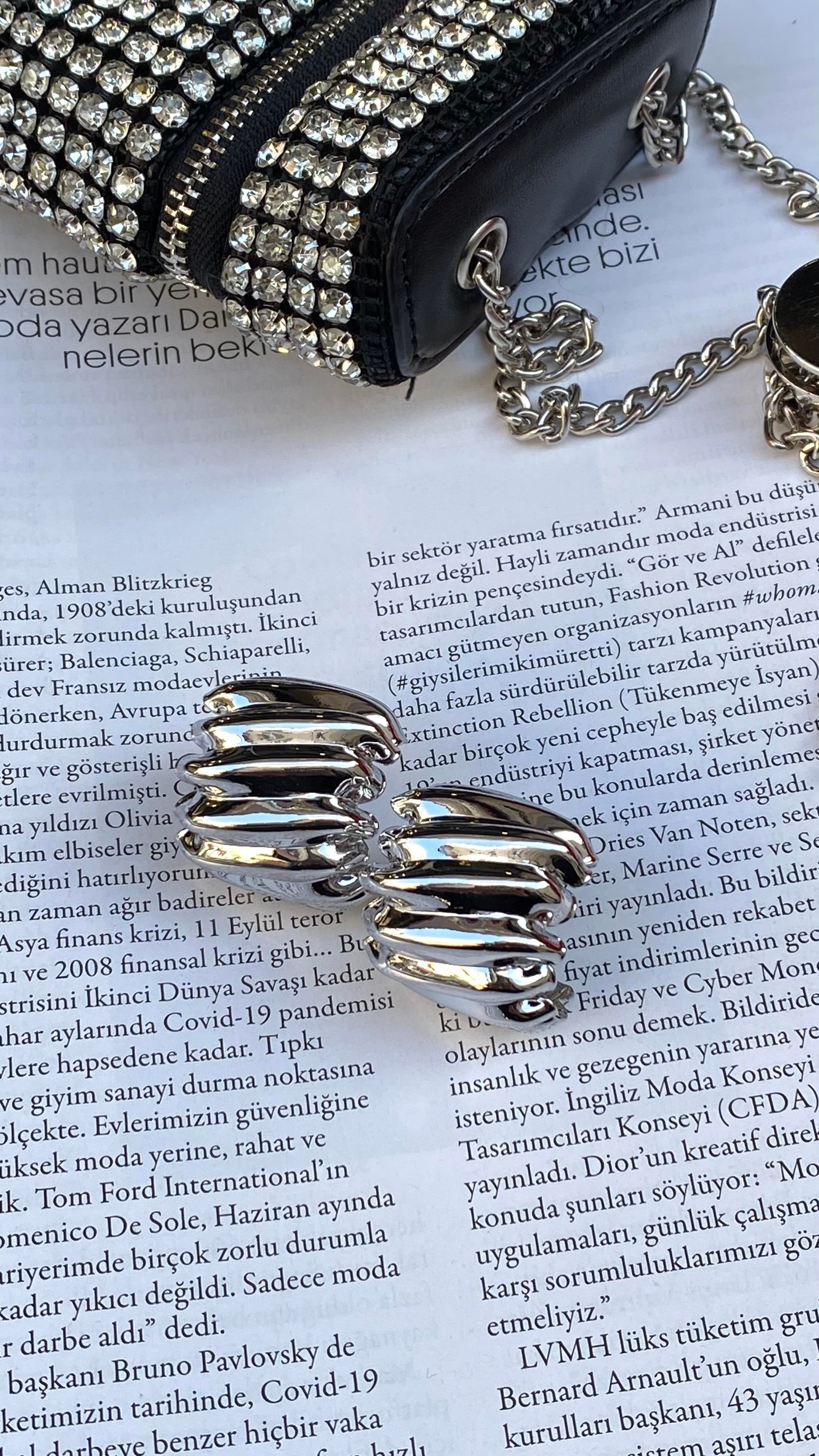 Silver C Şekli Kabartmalı Küpe 