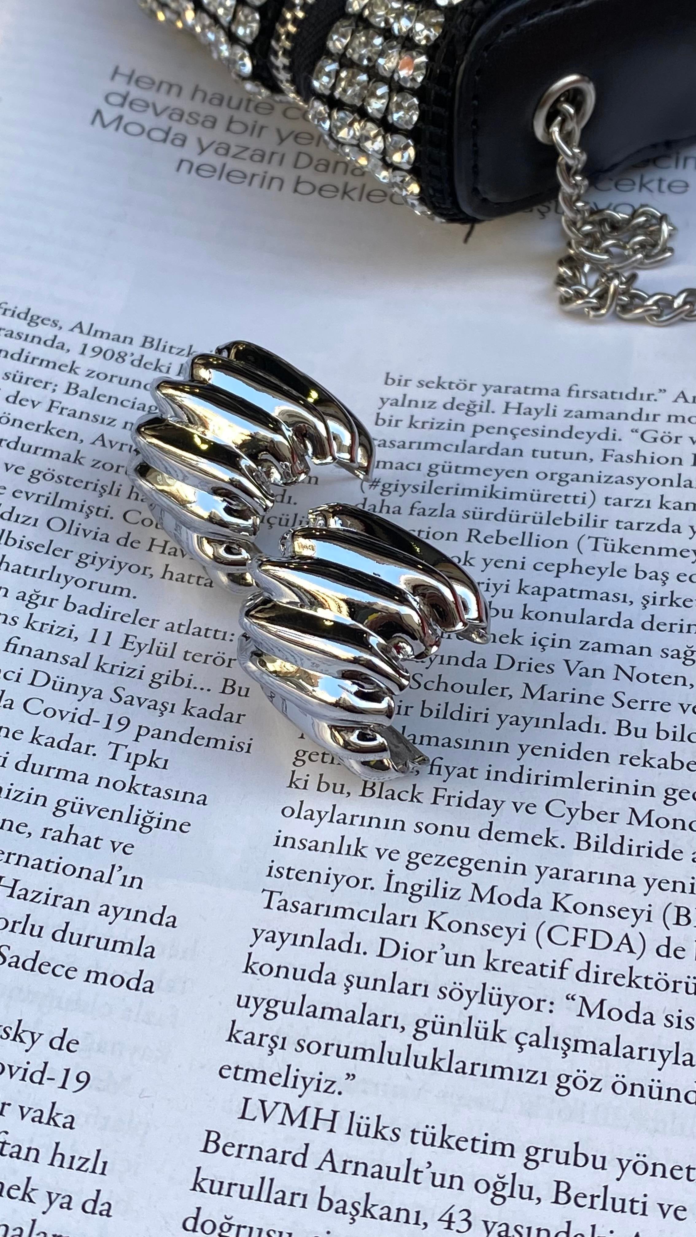 Silver C Şekli Kabartmalı Küpe 