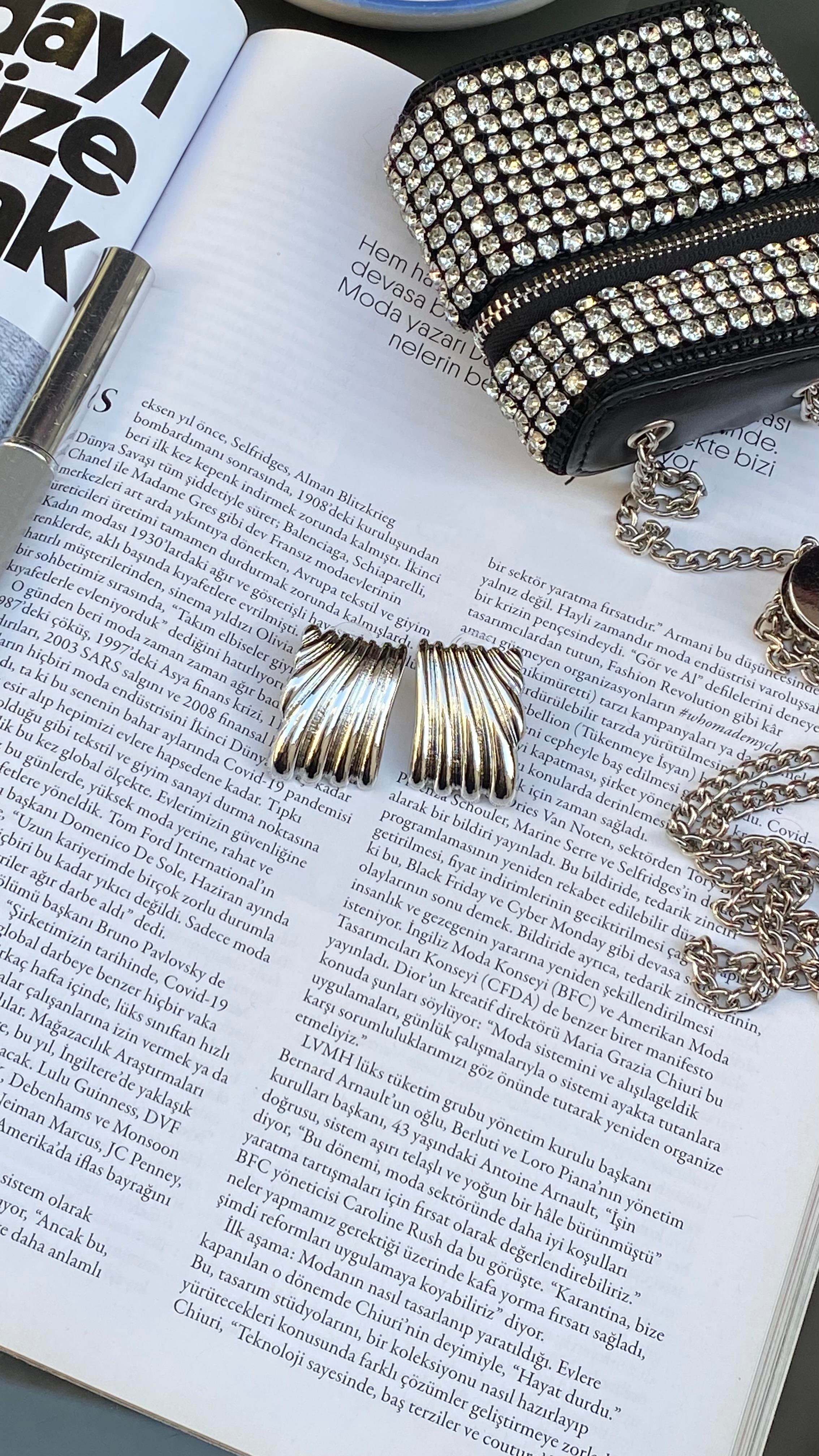 Silver Dikdörtgen Kabartmalı Marka Model Küpe 