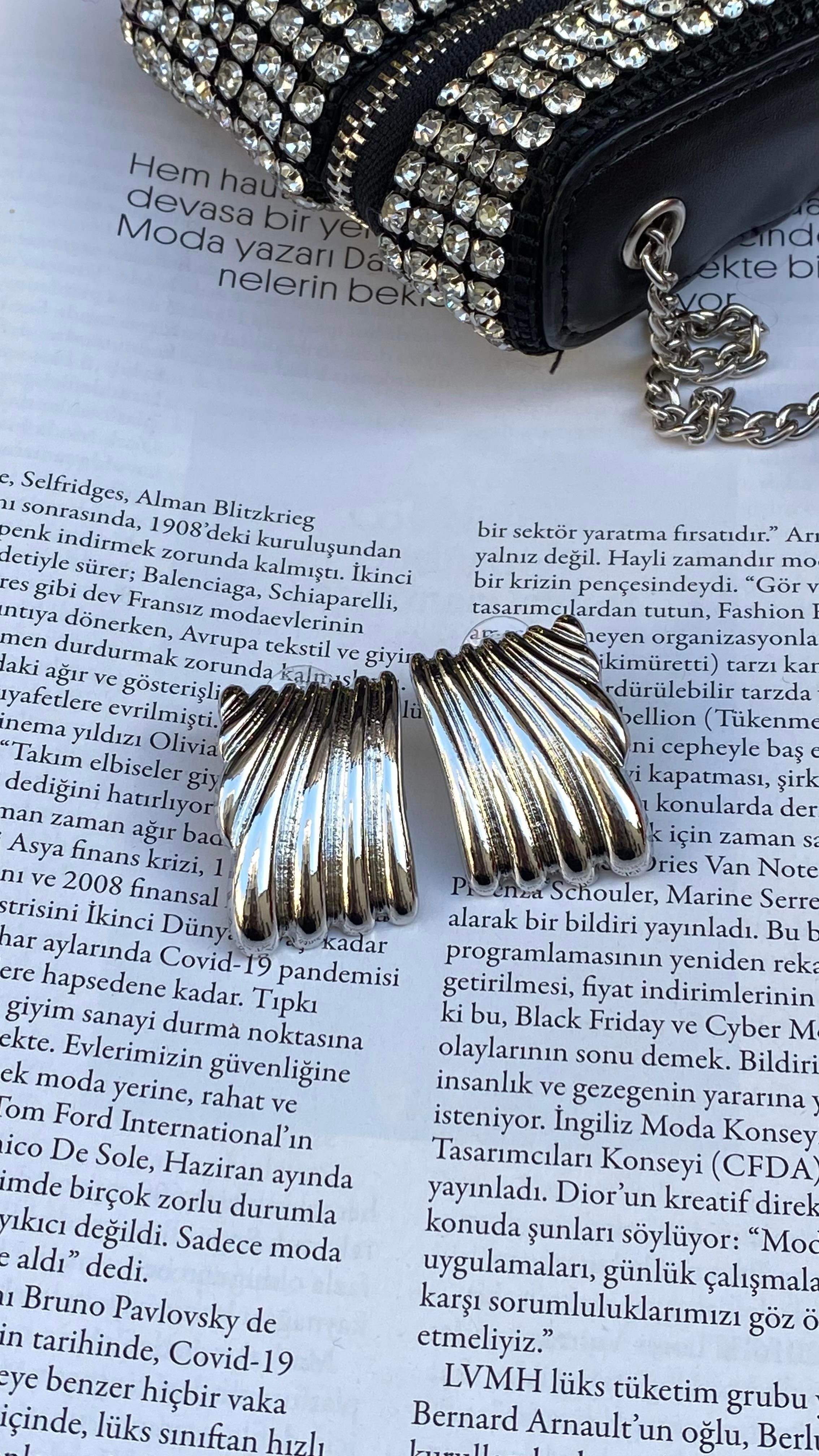 Silver Dikdörtgen Kabartmalı Marka Model Küpe 